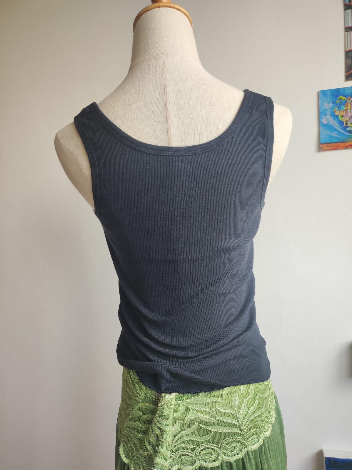 Elegant Black Lace-Trimmed Tank Top - Photo 2