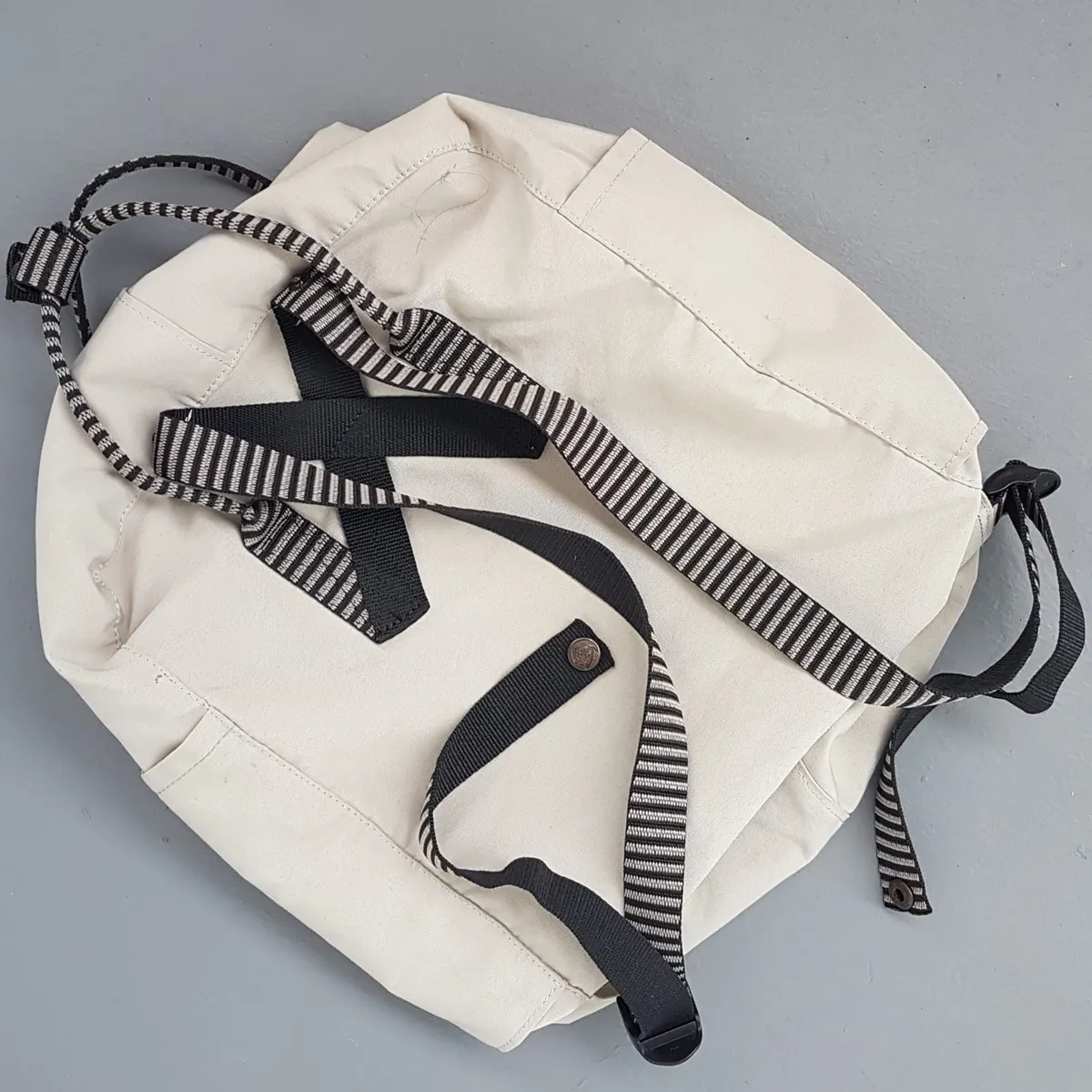 Fjällräven Kånken Authentic Fjällräven Kånken Backpack, Gray Khaki Haversack, FJALLRAVEN KANKEN Model, Royal Sweden Flag, Cosmopolitan, Cool Rucksack, Travel Bag, BLACK & White Handle & Straps, Sophistication, Backpackers, Cult Street Fashion, Everyday Bag - Photo 9