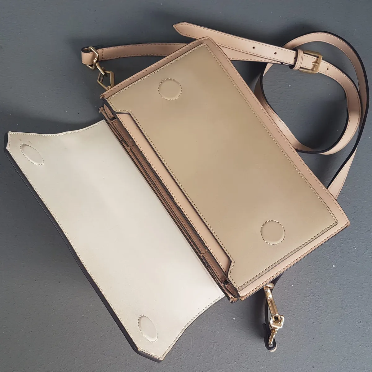 Charles & Keith CHARLES & KEITH Handbag, Cosmopolitan, Charles & Keith Two-Tone Mini Clutch Bag, Cool C&K Crossbody, Tan & Beige Body, Cream Flap, Envelope Shoulder Sling Bag, Timeless Classic, Minimalist Style, Pop Culture, Luxury Living, Everyday Fashion - Photo 4