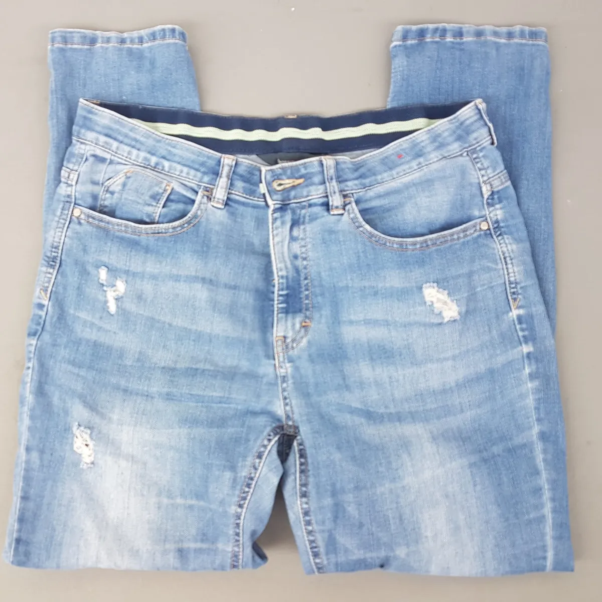 Bossini Original BOSSINI Light Washed Denim Jeans, Cosmopolitan, Cool Distressed Bottoms, Bootcut Model, Size 29, Pop Culture, Hip Hop, Rock Star, Cult Street Fashion, Urban Style, Timeless Appeal, Sophistication, Streetwise, Trendy Apparels - Photo 2