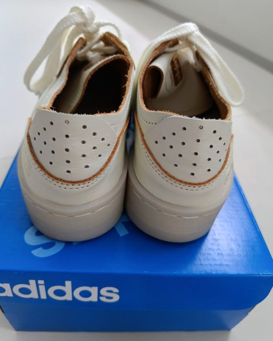 Adidas Adidas unisex white Leather Sneakers - Photo 3