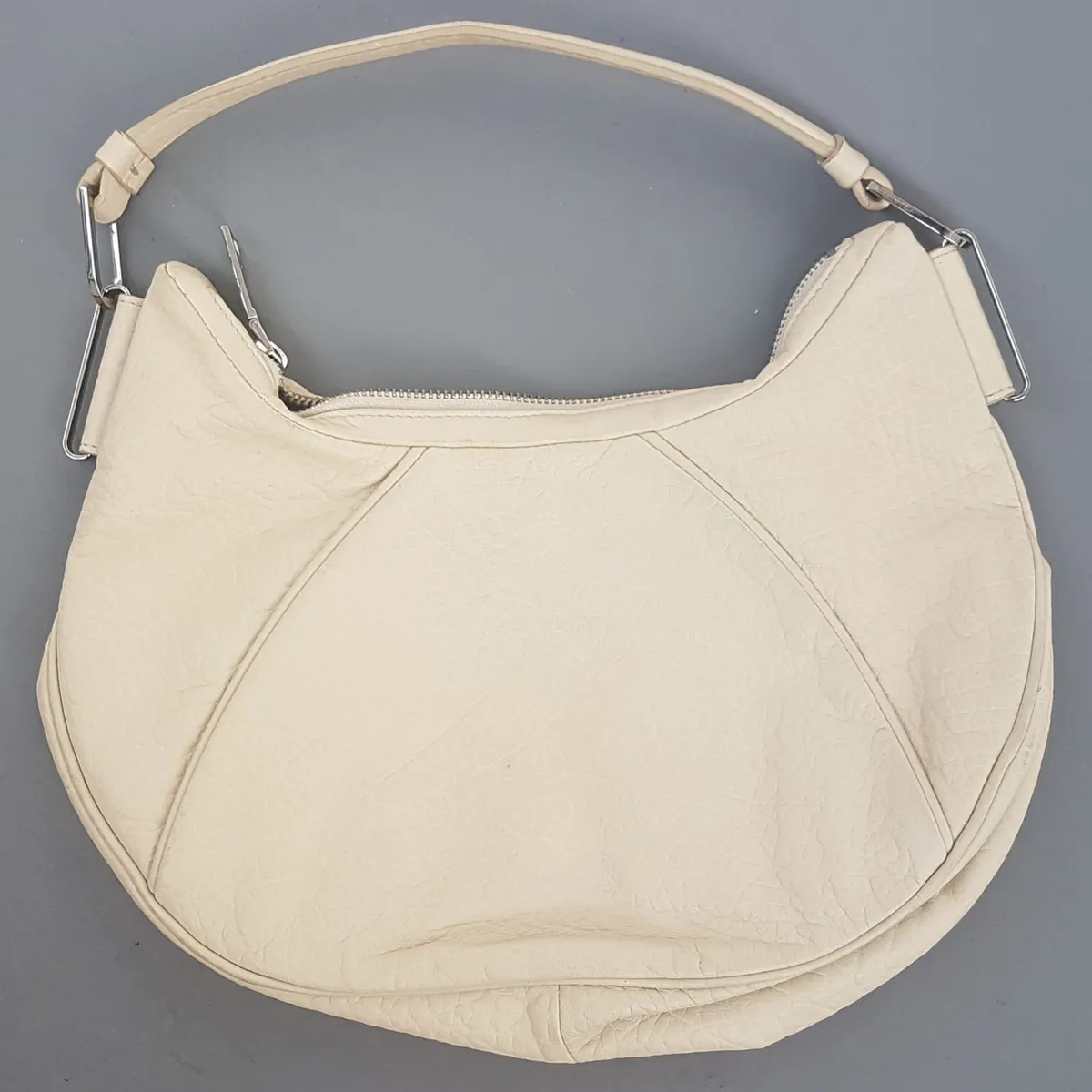 Calvin Klein Original Calvin Klein Handbag, Cream Leather Hobo Bag, Crescent Silhouette, Signature CK Logo Plaque, Luxury Living, Haute Couture, Exquisite CK Shoulder Bag, Hand Carry, Cosmopolitan, Sophistication, Urban Style, Everyday Bag, Cult Street Fashion - Photo 2