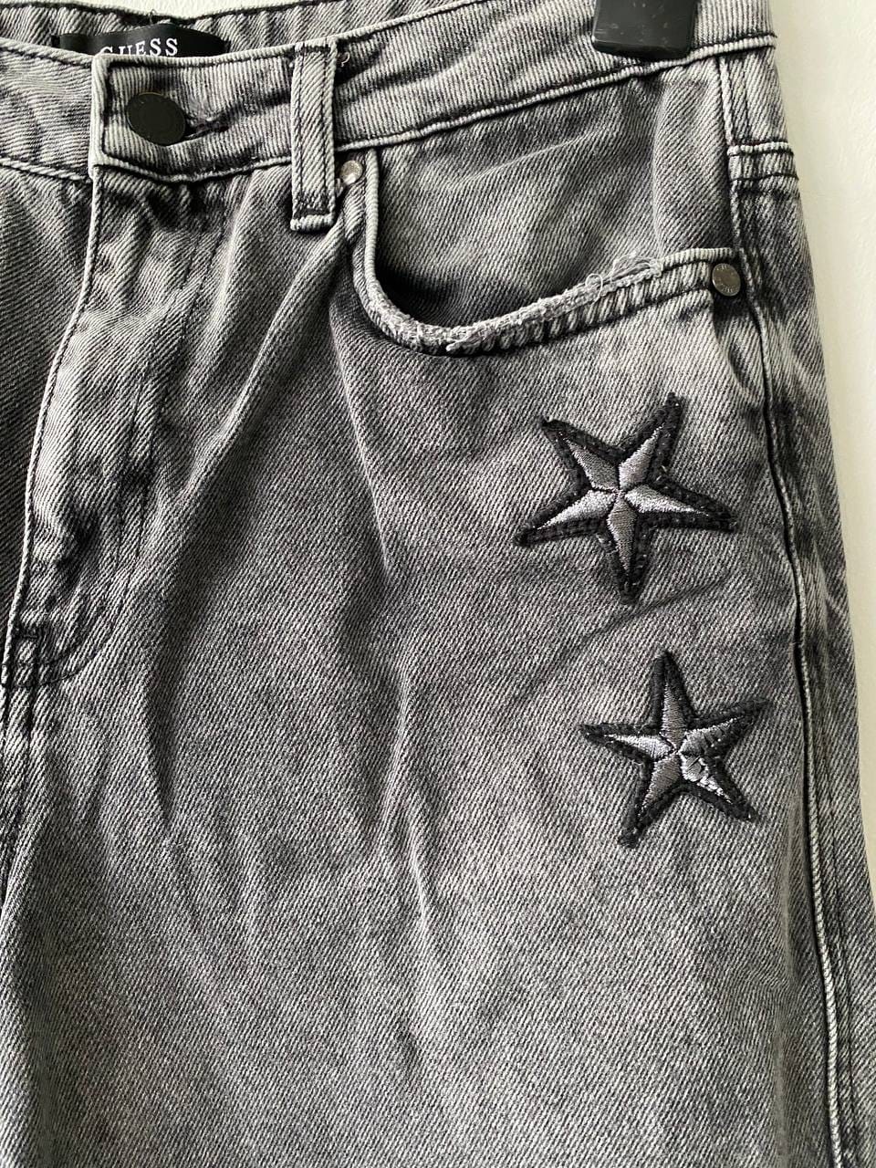 Guess GUESS Ninetees Mom-Fit Faded Distressed Grey Jeans With Embroidery (Size 27) - Photo 4