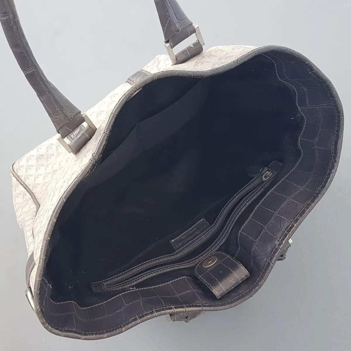 Armani Retro Emporio Armani Tote Bag, Made in ITALY, Armani Monogram, Cool Gray Handbag, Chic Messenger, Luxury Living, Shoulder Sling, Cosmopolitan, Duffel, Spacious Carrier, Urban Style, Haute Couture, Designer Hand Carry, Everyday Bag - Photo 8
