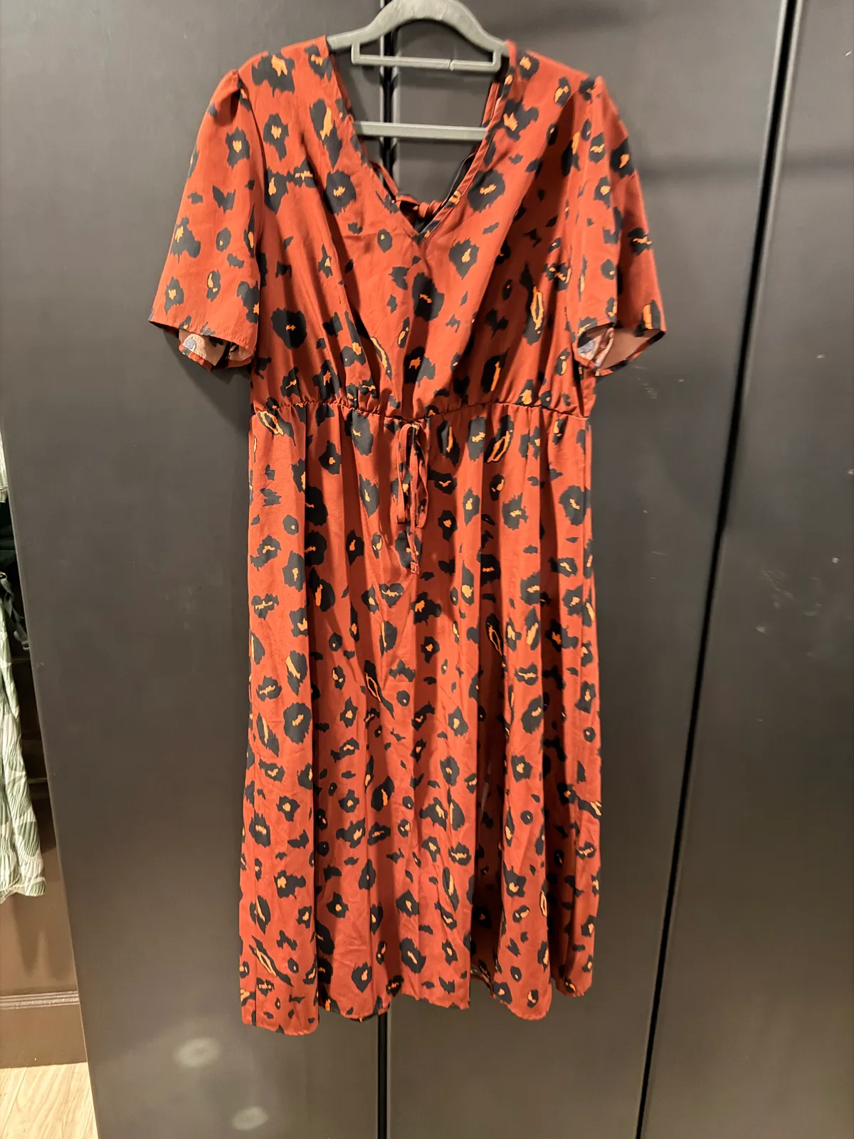 Chic Leopard Print Midi Dress