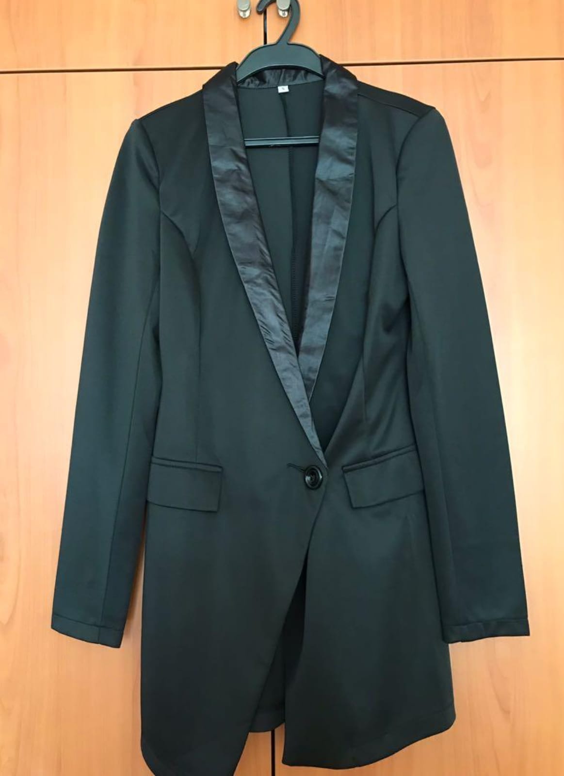 Chic Black Blazer with Satin Lapel