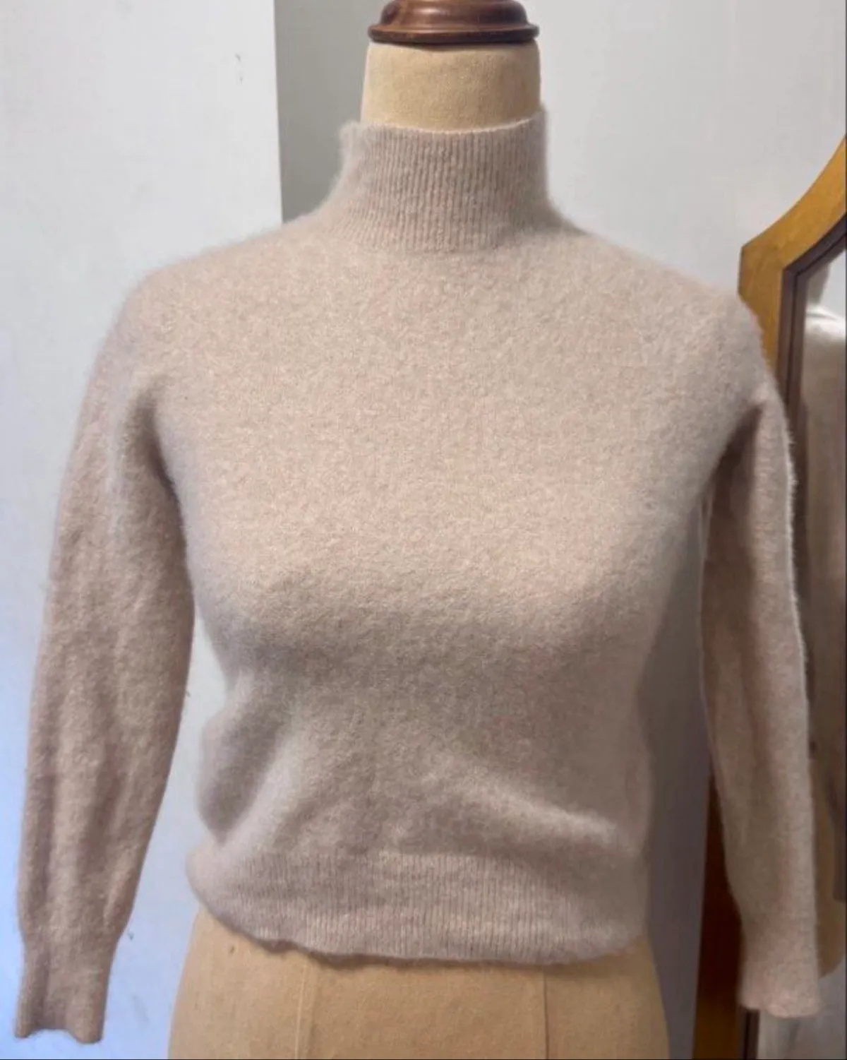 GOELIA Cashmere Beige Turtleneck Sweater