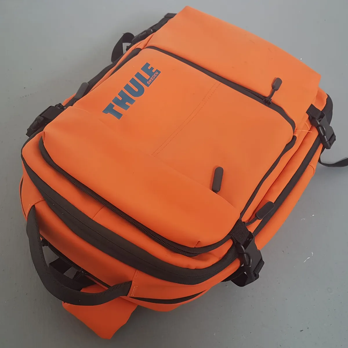 THULE from Sweden THULE Chasm Backpack, SWEDEN, Luxury 40L Haversack cum Duffel, 2 in 1 Design, Autumnal Orange Colorway, Durable Weather Resistant, Commute, Travel, Laptop Pack, Outdoor Gear, Dual Compression Buckles, Top & Side Handle, Sophistication, Cult Street Fashion - Photo 8