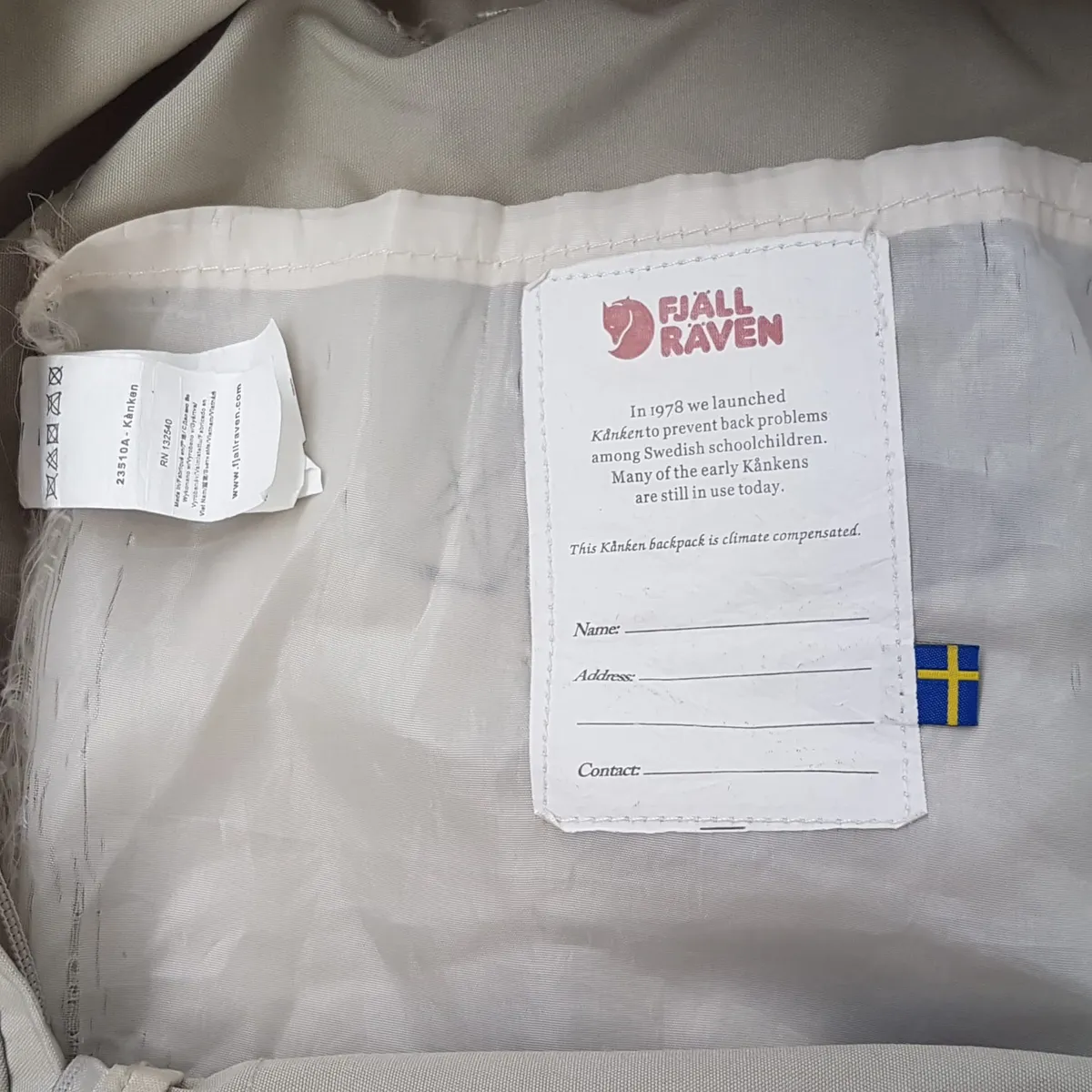 Fjällräven Kånken Authentic Fjällräven Kånken Backpack, Gray Khaki Haversack, FJALLRAVEN KANKEN Model, Royal Sweden Flag, Cosmopolitan, Cool Rucksack, Travel Bag, BLACK & White Handle & Straps, Sophistication, Backpackers, Cult Street Fashion, Everyday Bag - Photo 7