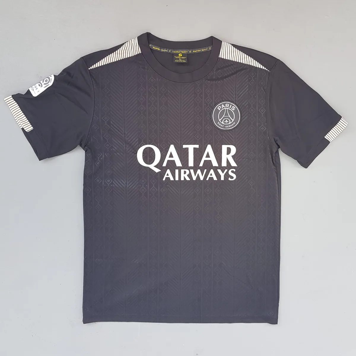 PSG Exclusive Paris Saint-Germain Jersey, Original PSG Top, Black Shirt, Cosmopolitan, French Football Club, Lique 1, QATAR Airways, Authentic Licensed Football Merchandise, Sophistication, Pop Culture, Urban Style, Timeless Appeal, Cult Street Fashion - Photo 2