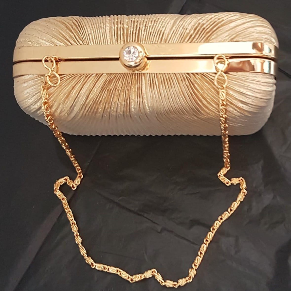 Retro Wallet-On-Chain Bag, Vintage Gold Tone Ribbed Metal Clutch with a Chain Strap, Cosmopolitan, Intricate Model, Elegant Designer Bag, Continental, Exquisite Satchel, Wallet, Pouch, Sophistication, Timeless Classic, Cult Street Fashion, Urban Style - Photo 9
