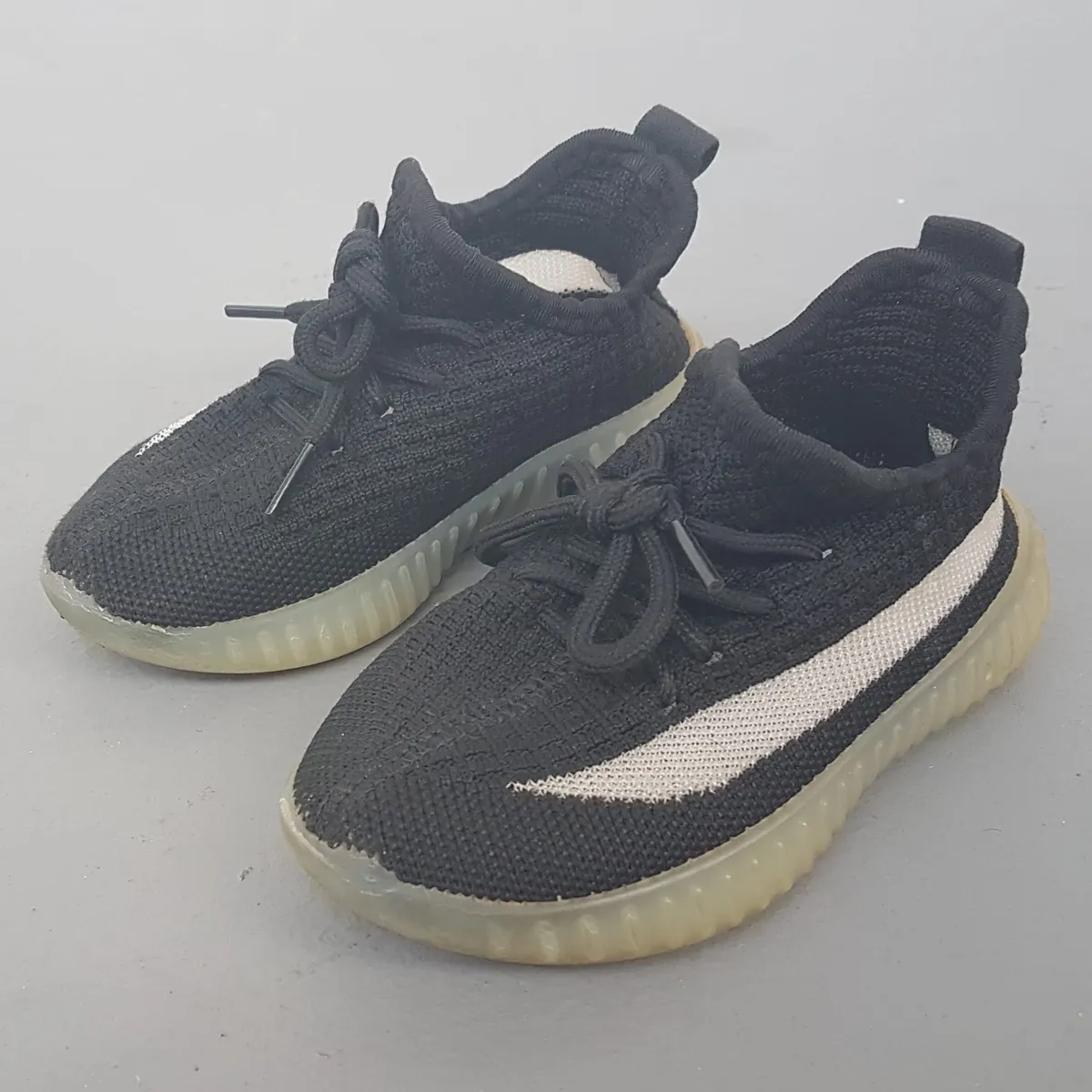 Adidas Kid’s Designer Shoes, YEEZY Boost 350 V2 Sneakers, Size EU 25, 2 to 3 Years Old, Cosmopolitan, Black Prime Knit, Cream Side Stripe, Toddler Walking Shoes, Pop Culture, Sophistication, Streetwise, Everyday Fashion - Photo 3