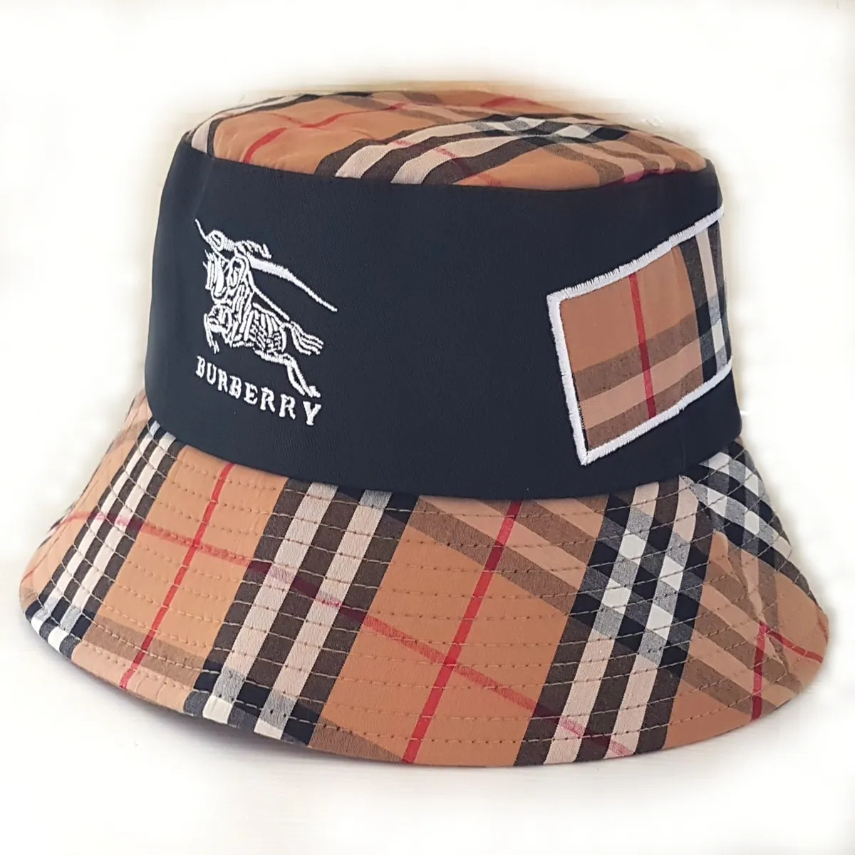 Burberry Retro Burberry Bucket Hat, Cool Top, Embroidered Equestrian Knight, Signature Archival Beige Check Pattern, Cosmopolitan, Luxury Living, Sleek Designer Model, Sophistication, Art Décor Cap, Timeless Classic, Pop Culture, Cult Street Fashion, Urban Style - Photo 2