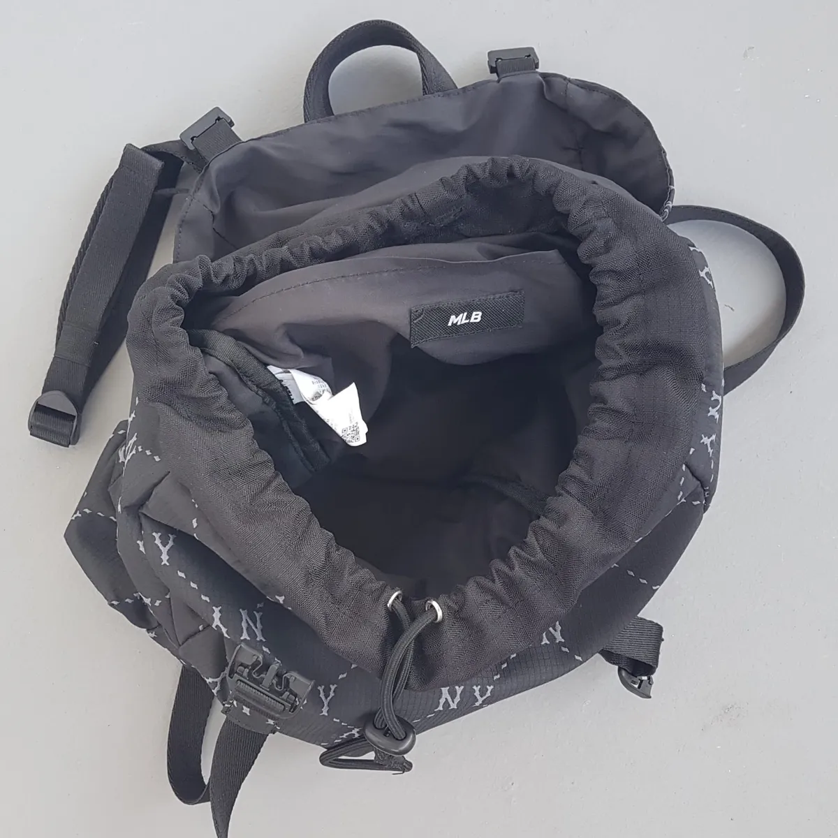 New York Yankees Original New York Yankees Backpack, MLB Black Rucksack, NY Logo Monogram, Cool Haversack, Cosmopolitan, Continental, Sleek Waterproof Design, Travel Pack, Sophistication, Streetwise, Roadster, Timeless Appeal, Pop Culture, Cult Street Fashion - Photo 4