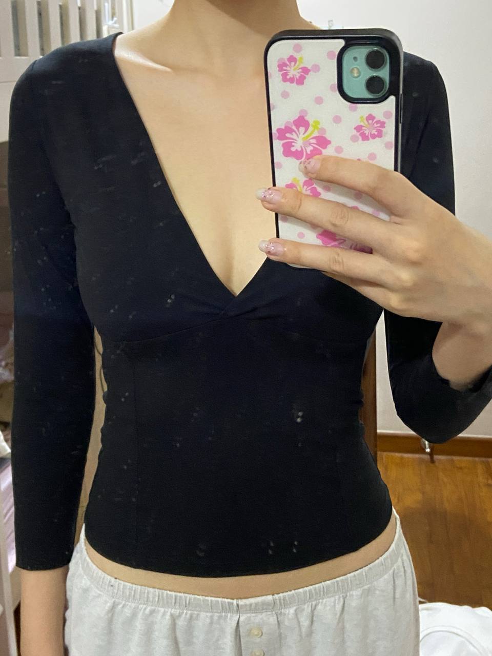 black v-neck 3/4 sleeve top