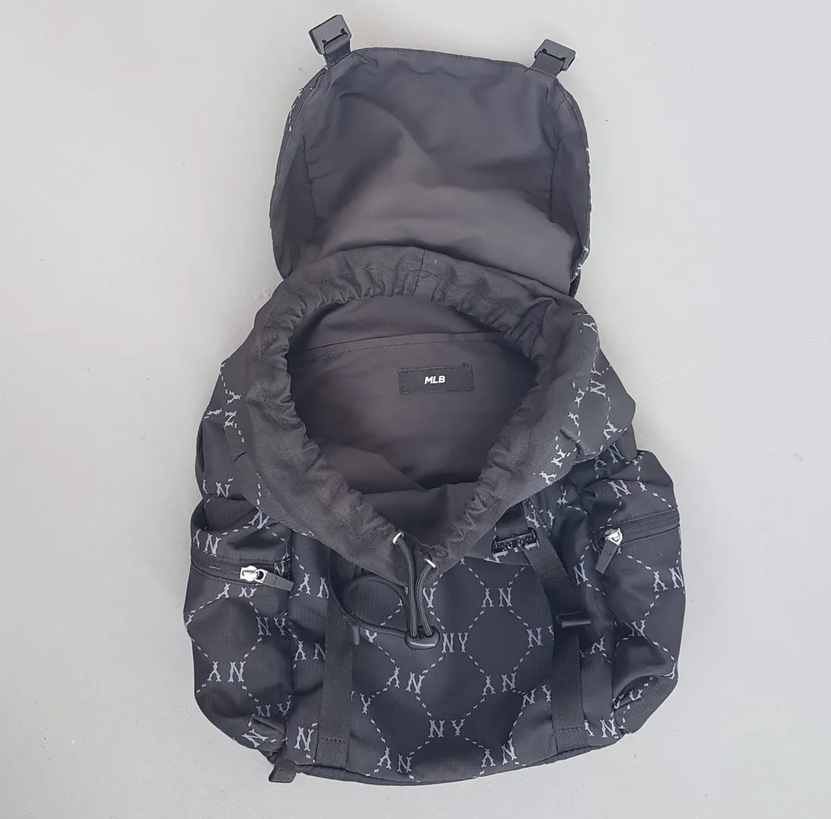 New York Yankees Original New York Yankees Backpack, MLB Black Rucksack, NY Logo Monogram, Cool Haversack, Cosmopolitan, Continental, Sleek Waterproof Design, Travel Pack, Sophistication, Streetwise, Roadster, Timeless Appeal, Pop Culture, Cult Street Fashion - Photo 6