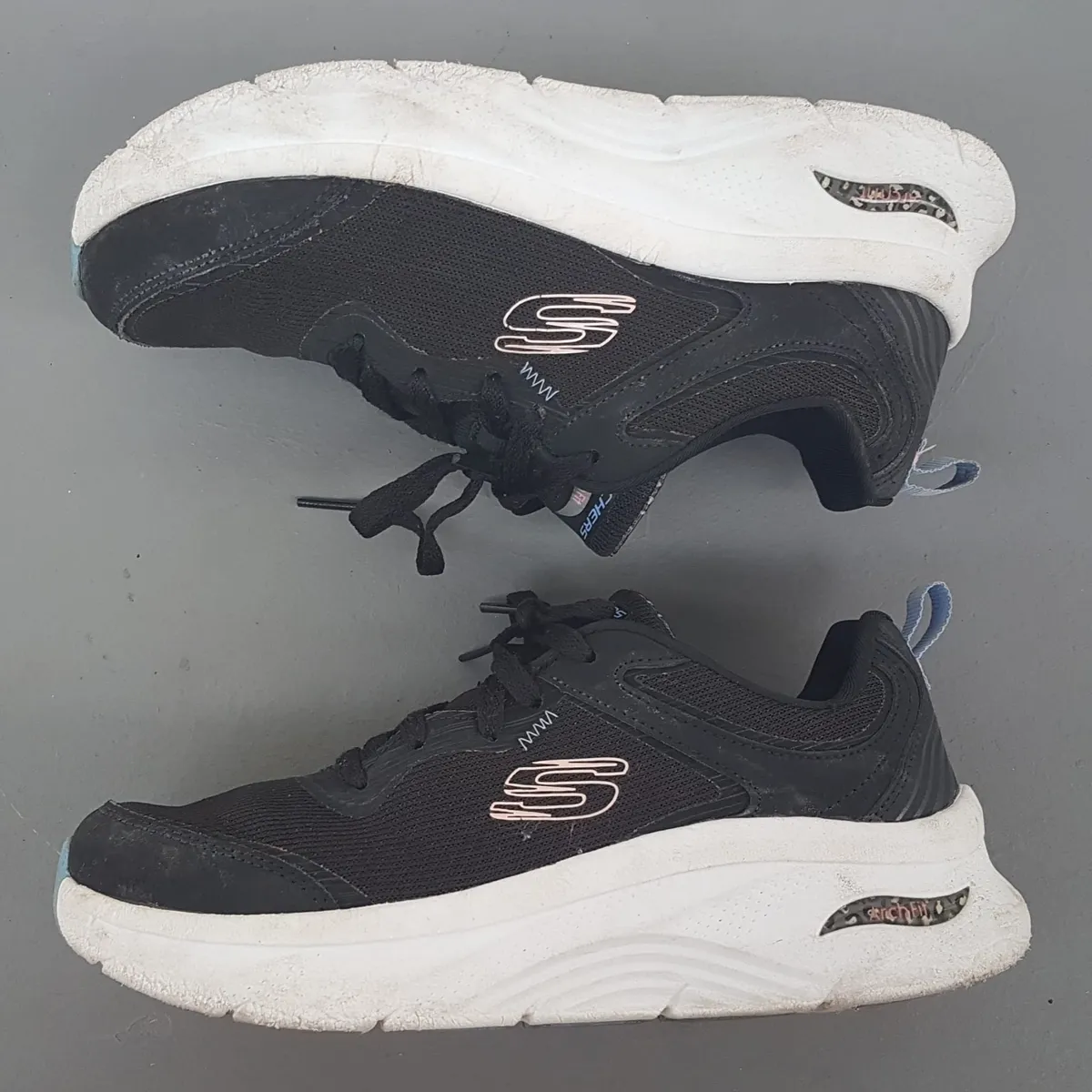 Skechers Original Skechers Arch Fit 2.0 Sneakers, D’LUX Model, Black Shoes, Chunky White Sole, US 7, UK 4, EUR 37, CM 24, Sophistication, Relaxed Fit, Podiatrist-Certified Arch Support, Well Ventilated Insole, Sports Trainer, Urban Style, Cult Street Fashion