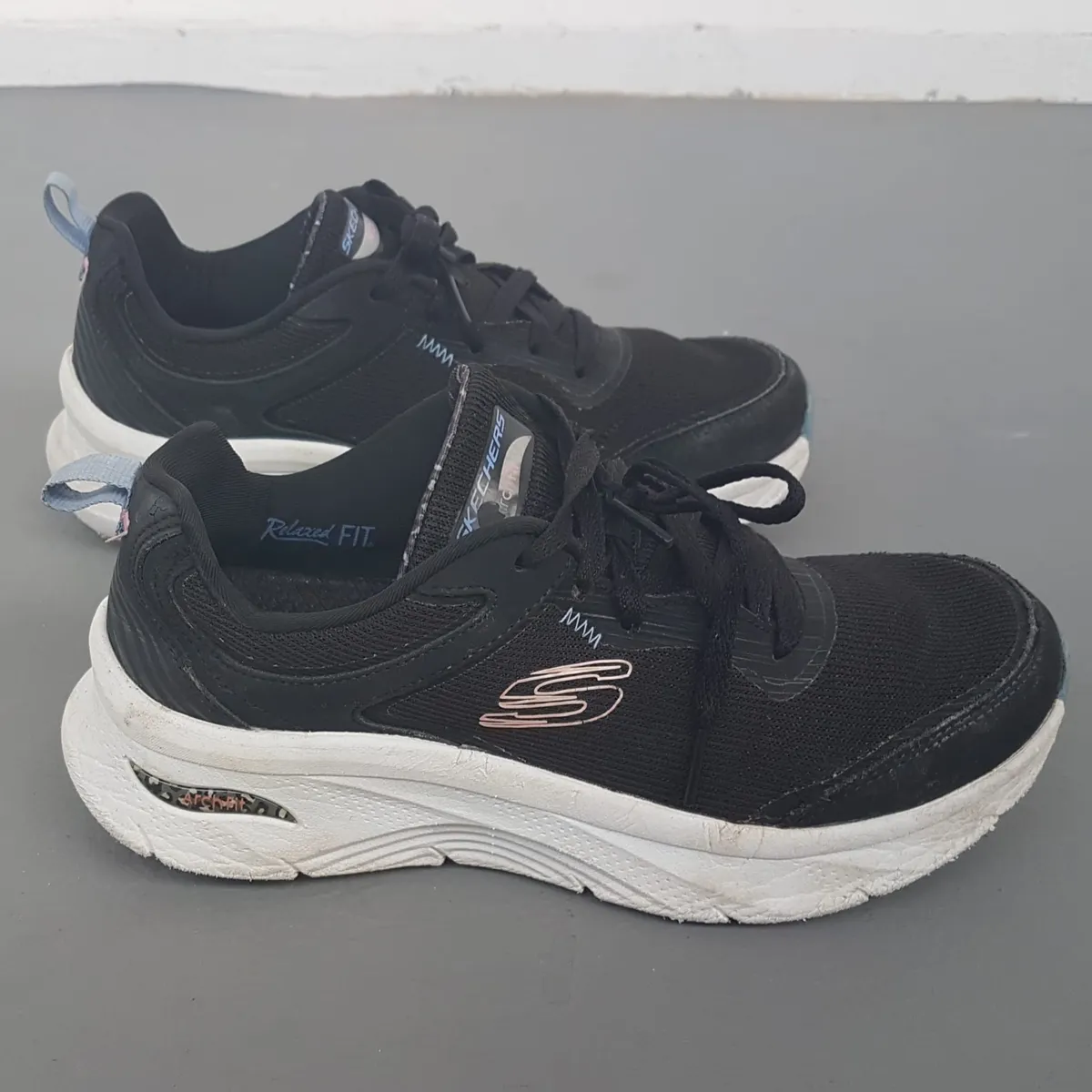 Skechers Original Skechers Arch Fit 2.0 Sneakers, D’LUX Model, Black Shoes, Chunky White Sole, US 7, UK 4, EUR 37, CM 24, Sophistication, Relaxed Fit, Podiatrist-Certified Arch Support, Well Ventilated Insole, Sports Trainer, Urban Style, Cult Street Fashion - Photo 4