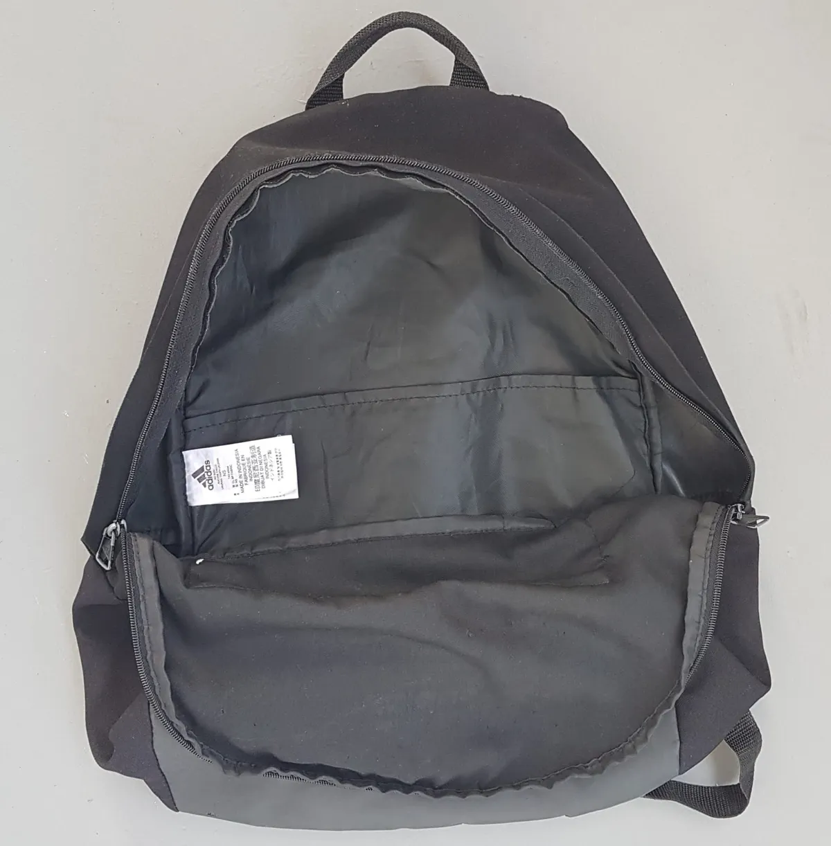 Adidas Classic ADIDAS Backpack, Cool Black Haversack, Iconic 3 Stripes Logo, Original Adidas Rucksack, Cosmopolitan, Cool Carrier, Urban Style, Travel Pack, Backpacker, Sophistication, Streetwise, Outdoor Gear, Cult Street Fashion, Timeless Appeal - Photo 3