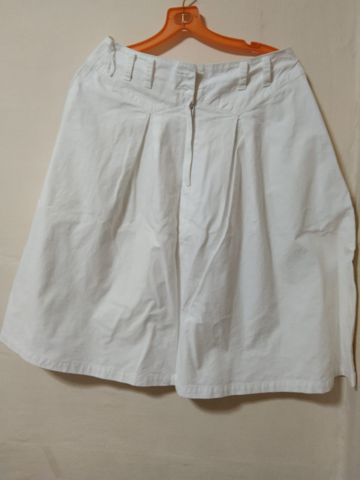 Chic White Midi Skirt with Pleats