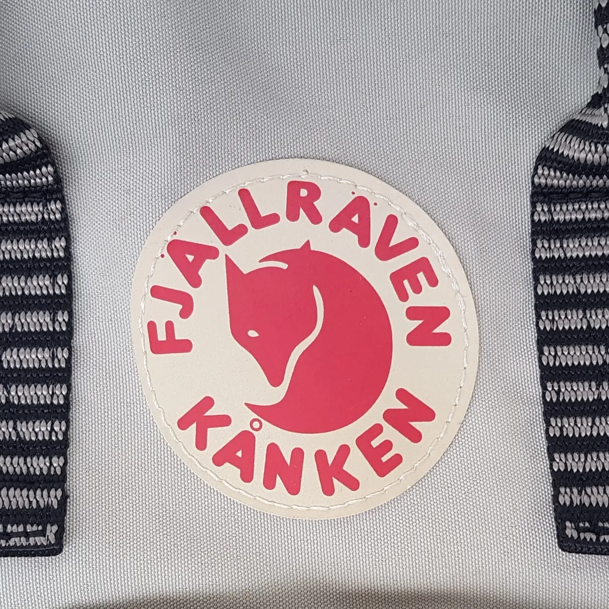 Fjällräven Kånken Authentic Fjällräven Kånken Backpack, Gray Khaki Haversack, FJALLRAVEN KANKEN Model, Royal Sweden Flag, Cosmopolitan, Cool Rucksack, Travel Bag, BLACK & White Handle & Straps, Sophistication, Backpackers, Cult Street Fashion, Everyday Bag - Photo 4