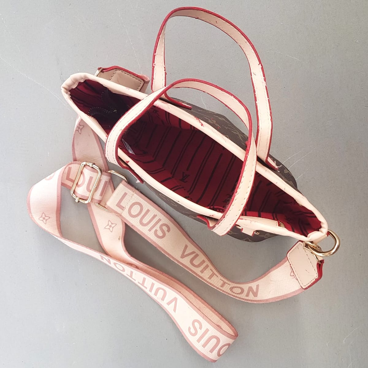 Louis Vuitton Exclusive Louis Vuitton Bag, LV Monogram Tote Bag, Cosmopolitan, LV Hand carry, Crossbody, Sling Bag, Made in FRANCE, Continental, Luxury Handbag, Duffel, Sleek Design, Inspirational, Sophistication, Streetwise, Pop Culture, Cult Street Fashion, Urban Style - Photo 4