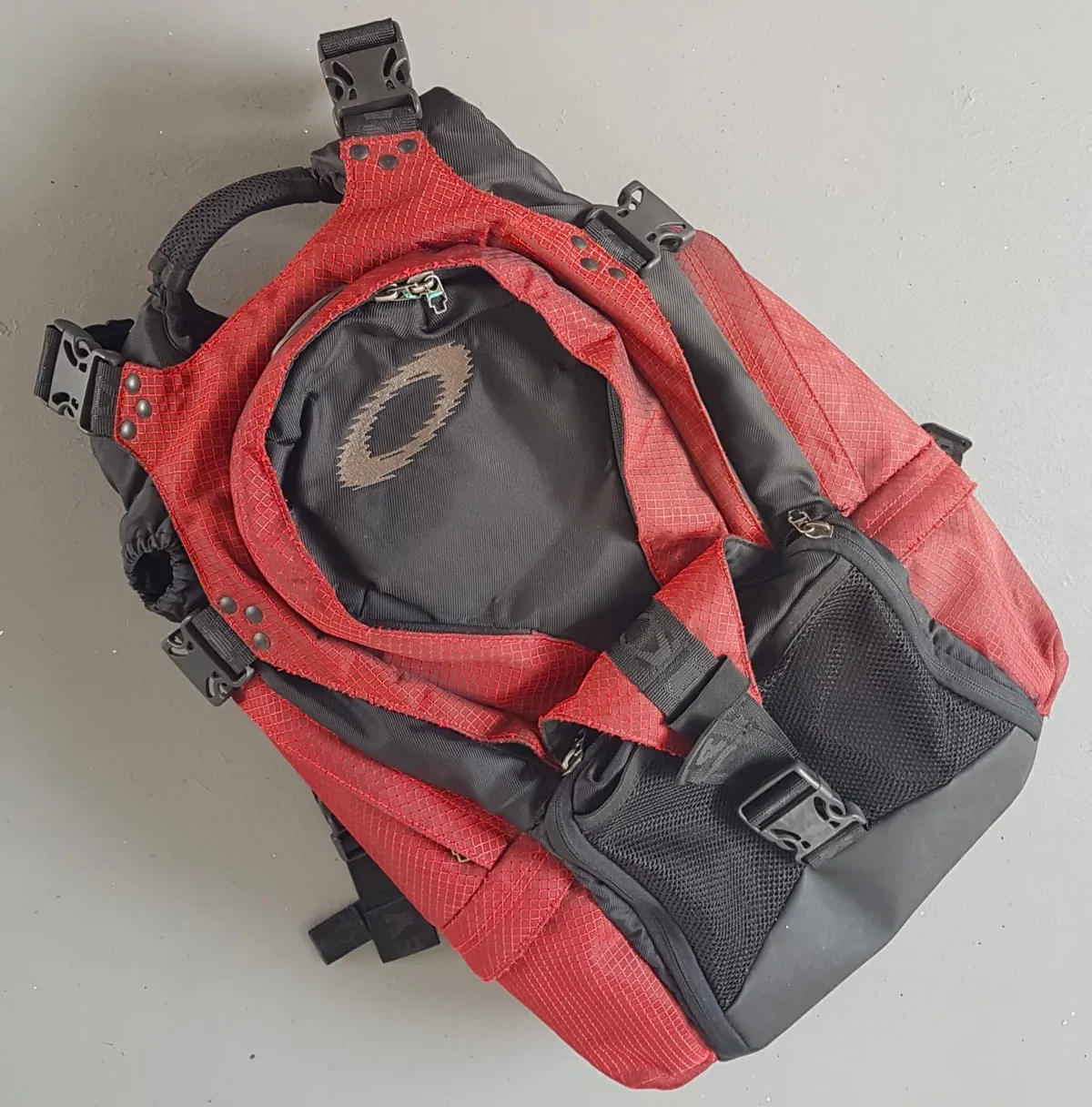 OAKLEY Original OAKLEY Backpack, USA, Cosmopolitan, Maroon & Black Rucksack, Vintage OAKLEY Haversack, Cool Travel Pack, Sleek Design, Iconic Ellipse Logo Sophistication, Outdoor Gear, Backpackers, Sophistication, Roadster, Cult Street Fashion, Pop Culture - Photo 5