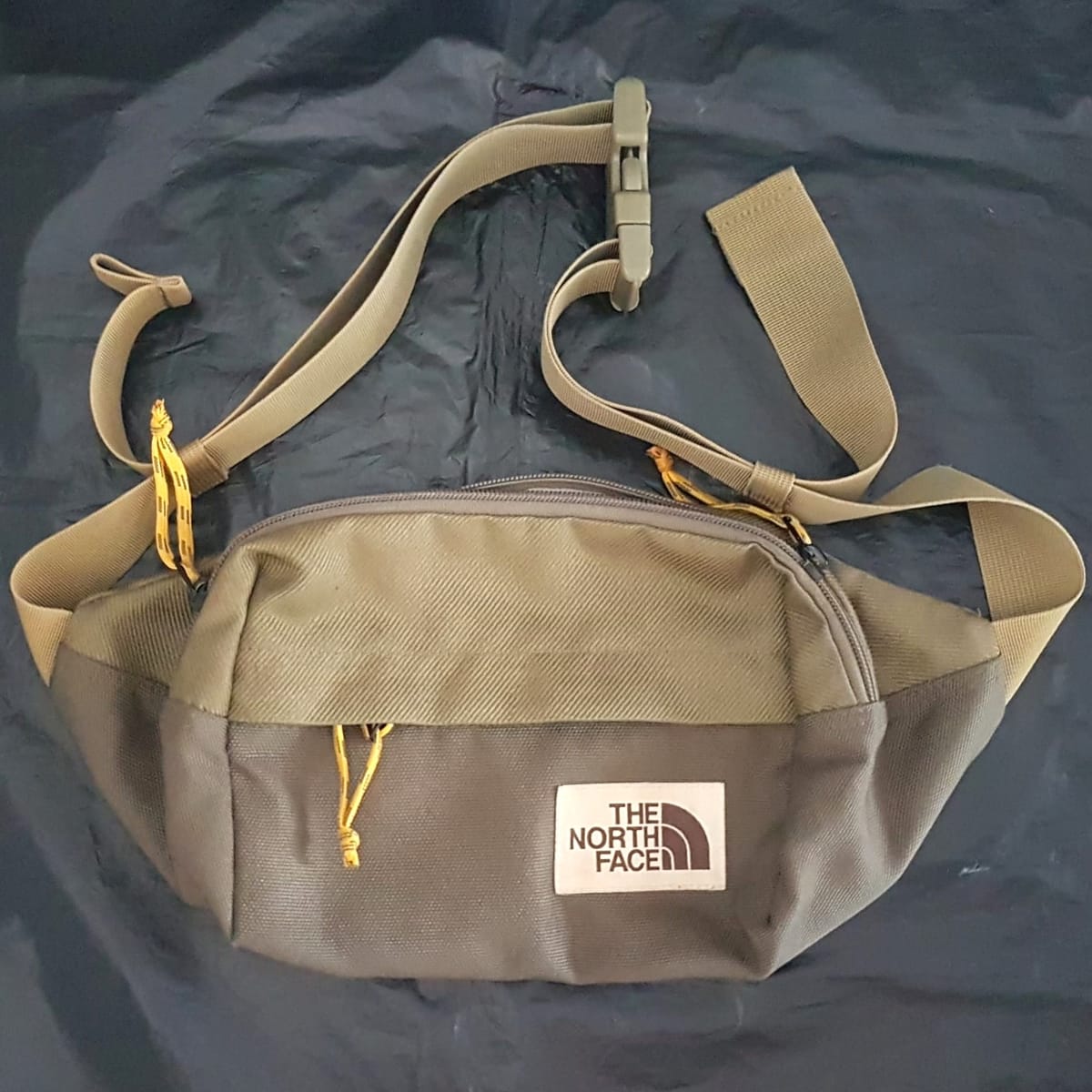 The North Face The NORTH FACE Waist Pouch, Cool Fanny Pack, Belt Bag, Original 2-Tone Olive Green Bag, Cosmopolitan, Berkeley Lumbar Travel Pack, Cross-Body Bag, Intricate Design, Sleek Model, Sophistication, Luxury Living, Pop Culture, Cult Street Fashion, Timeless Appeal - Photo 5