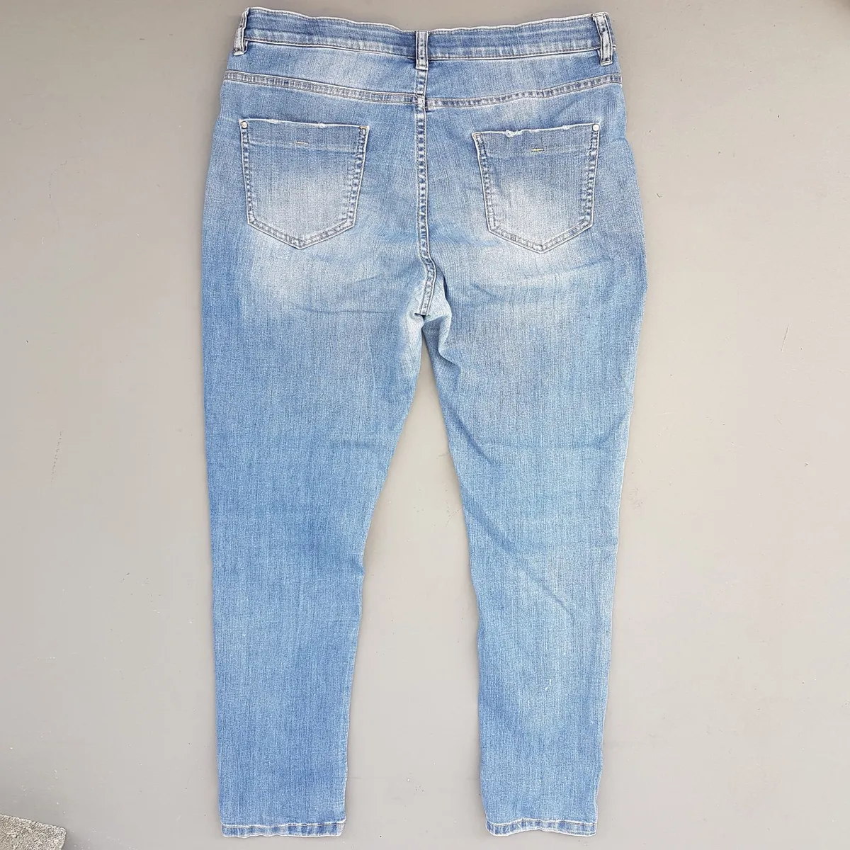 Bossini Original BOSSINI Light Washed Denim Jeans, Cosmopolitan, Cool Distressed Bottoms, Bootcut Model, Size 29, Pop Culture, Hip Hop, Rock Star, Cult Street Fashion, Urban Style, Timeless Appeal, Sophistication, Streetwise, Trendy Apparels - Photo 4