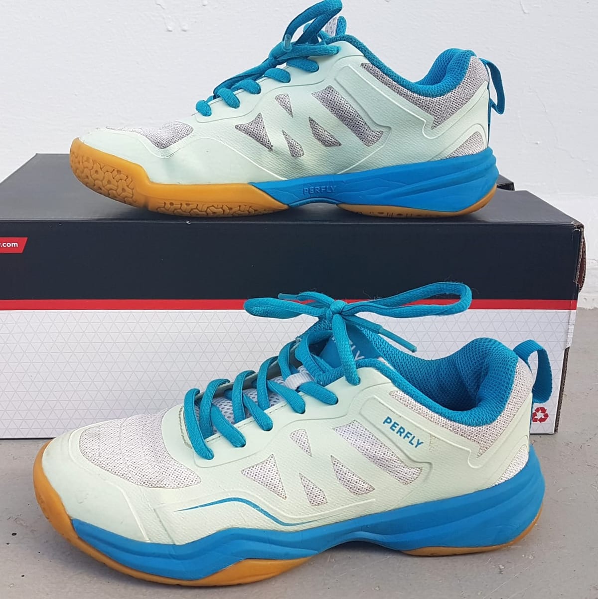 Decathlon Decathlon PERFLY BS 500 Badminton Shoes, Cool Jade, White & Sky Blue Model, US 4, UK 3, EUR 36, CM 22.5, Cosmopolitan, Roadster, Good Balance of Cushioning & Breathability, Streetwise, Sophistication, Urban Style, Pop Culture, Cult Street Fashion - Photo 4