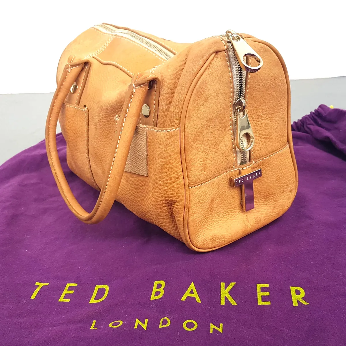 Ted Baker Original TED BAKER LONDON Bowler Bag, Tan Leather Handbag, Barrel Model, Cosmopolitan, Duffel, Dual Top Handle, Zip Closure, Haute Couture, Luxury Bag, Urban Style, Pop Culture, Sophistication, Timeless Appeal, Cult Street Fashion, Everyday Bag - Photo 10