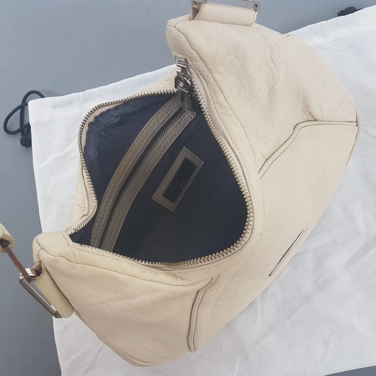 Calvin Klein Original Calvin Klein Handbag, Cream Leather Hobo Bag, Crescent Silhouette, Signature CK Logo Plaque, Luxury Living, Haute Couture, Exquisite CK Shoulder Bag, Hand Carry, Cosmopolitan, Sophistication, Urban Style, Everyday Bag, Cult Street Fashion - Photo 5