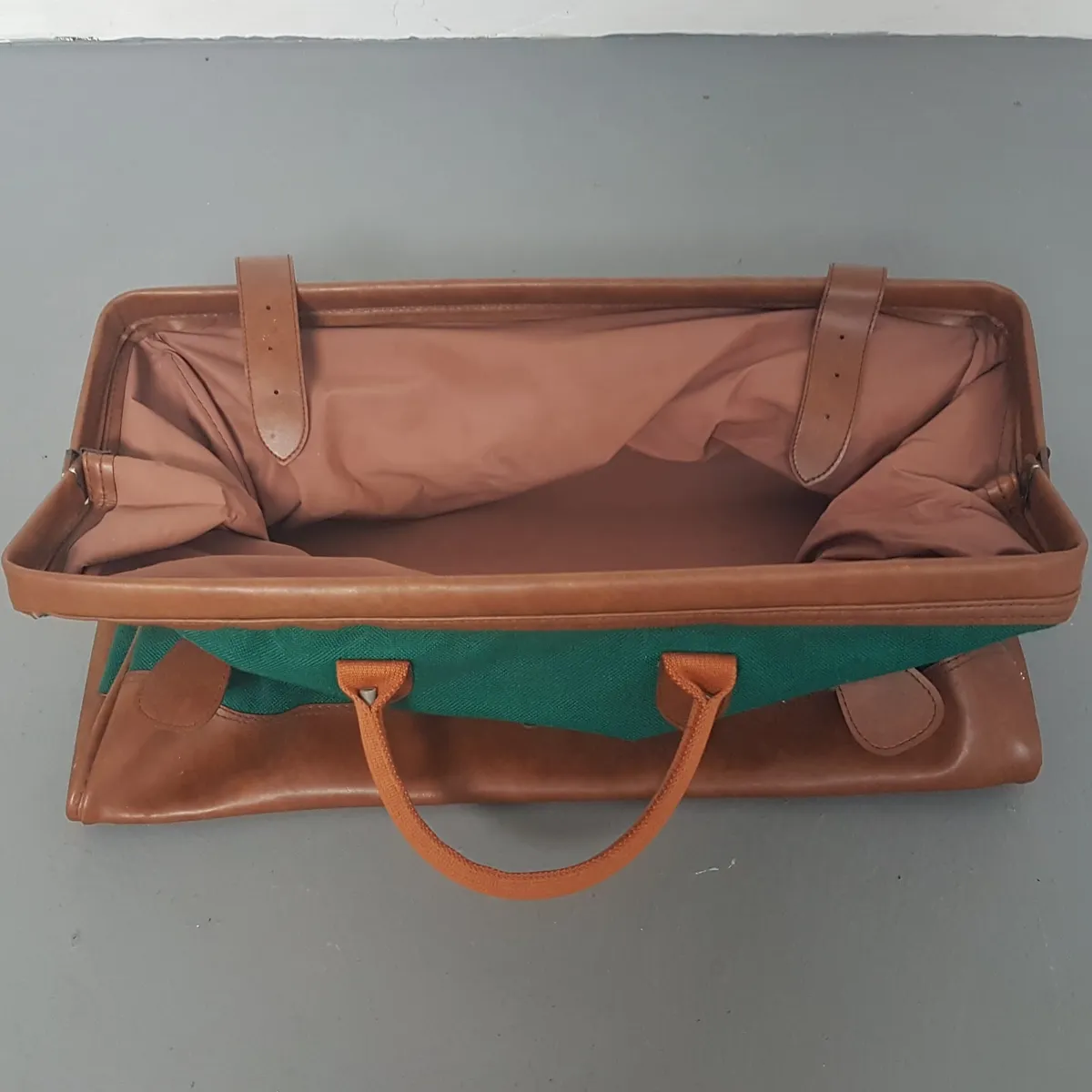 REMY MARTIN Original REMY MARTIN Duffle Bag, Green Canvas, Brown Leather, Buckle Straps, Cosmopolitan, Top Loading, Doctor-Style, Spacious Travel Bag, Compact Luggage, Sophistication, Cult Street Fashion, Luxury Living, Limited Edition - Photo 7