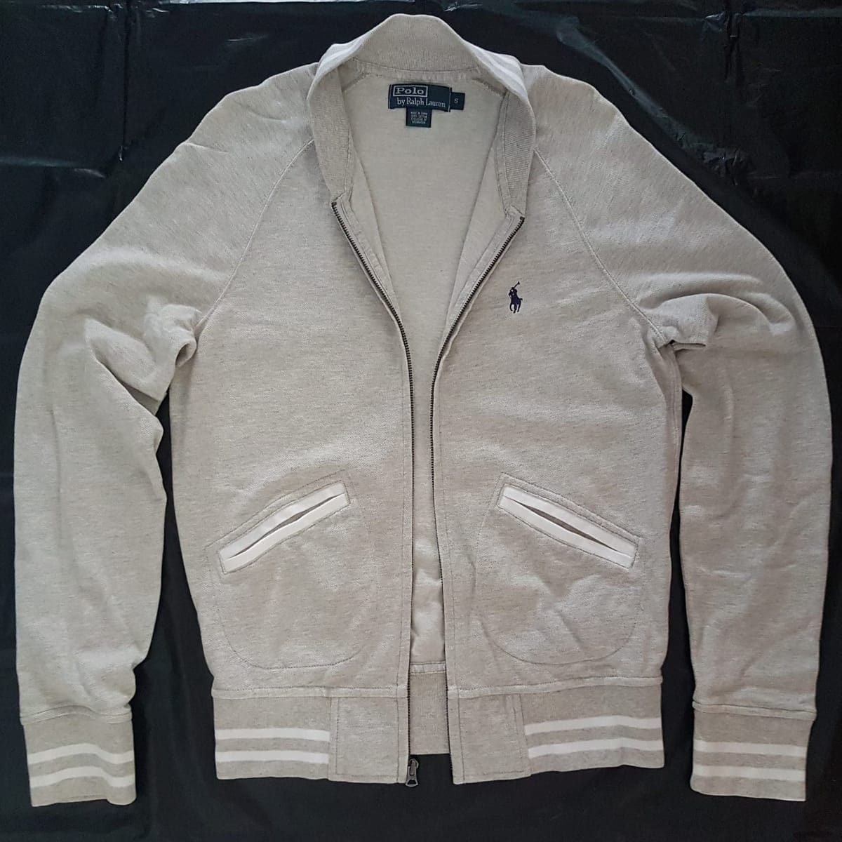 Polo by Ralph Lauren Retro Ralph Lauren Zipper Jacket, Cool Gray Coat, White Trim, Cosmopolitan, Sleek 2 Pockets Cardigan, Cool Sweatshirt, Jumper, Sweater, Essential Outerwear, Original Polo by Ralph Lauren, Pop Culture, Cult Street Fashion, Timeless Appeal - Photo 2