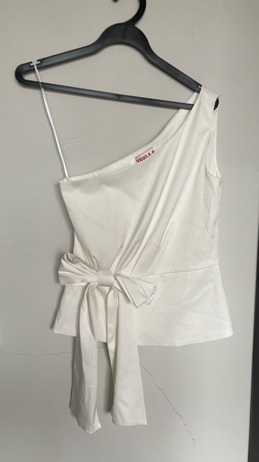 Visella Chic One-Shoulder White Top with Bow