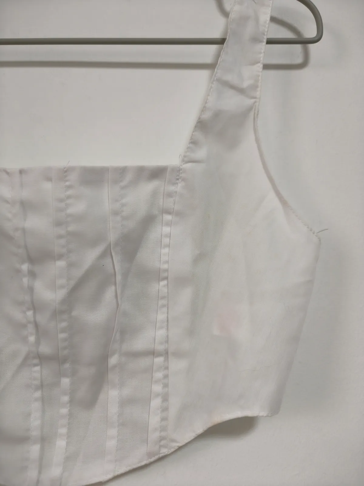 Prettylittlething Chic White Crop Top - Photo 2