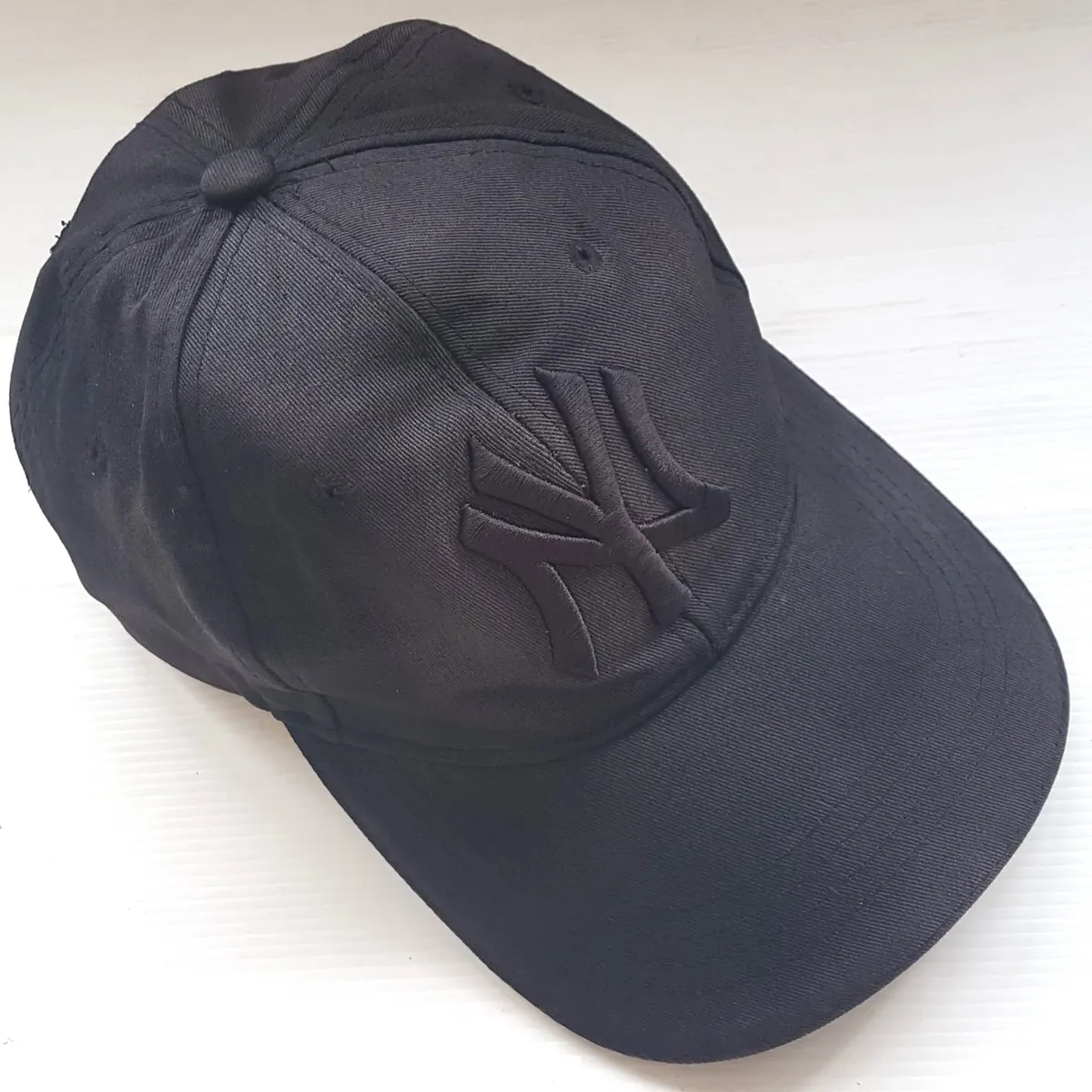 Retro MLB Baseball Cap, New York Yankees Collection, Cosmopolitan, Cool NY Black Model, New York Details on Brim, Old MLB Label, Adjustable backstrap, Jockey Cap, Roadster, Sophistication, F1 Racing, Car Rally, Cult Street Fashion, Summer Holidays
