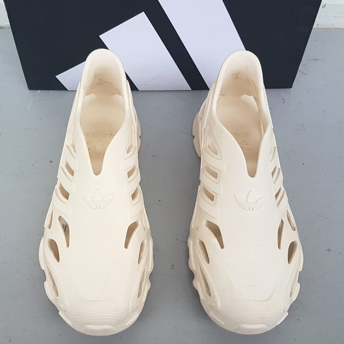Adidas Adilette CLOG, Adidas Supernova Sneakers, Cool Slip-On, UK 9, EU 43, Beige Shoes, Sliders, Sleek Designer Shoes, Eye-Catching, Cosmopolitan, Sophistication, Urban Style, Timeless Appeal, Pop Culture, Summer Holiday, Streetwise, Luxury Lifestyle - Photo 6