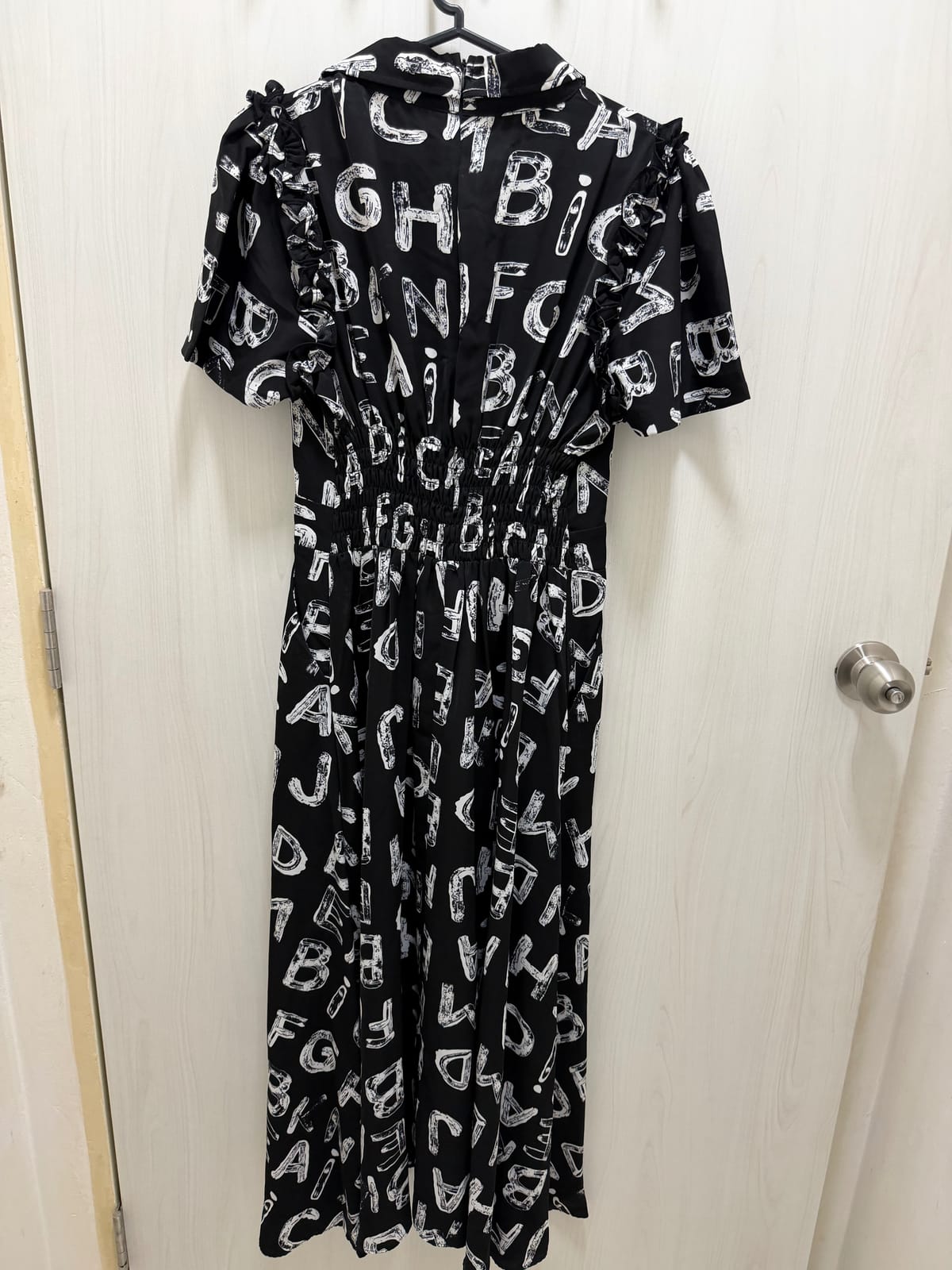 Quirky Black Typographic Midi Dress - Photo 2