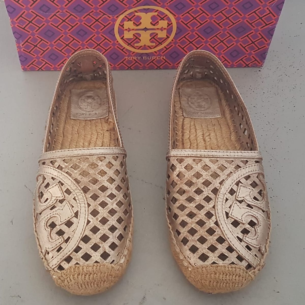 Luxury Tory Burch Slip On, Metallic Loafers, Espadrille Flats, Size 5.5 Shoes, Gold Laser Cut Leather Logo, Thatched Perforated, Cosmopolitan, Classic Shoes, Cool Slider, Timeless Appeal, Pop Culture, Sleek Boho Design, Sophistication, Cult Street Fashion - Photo 8