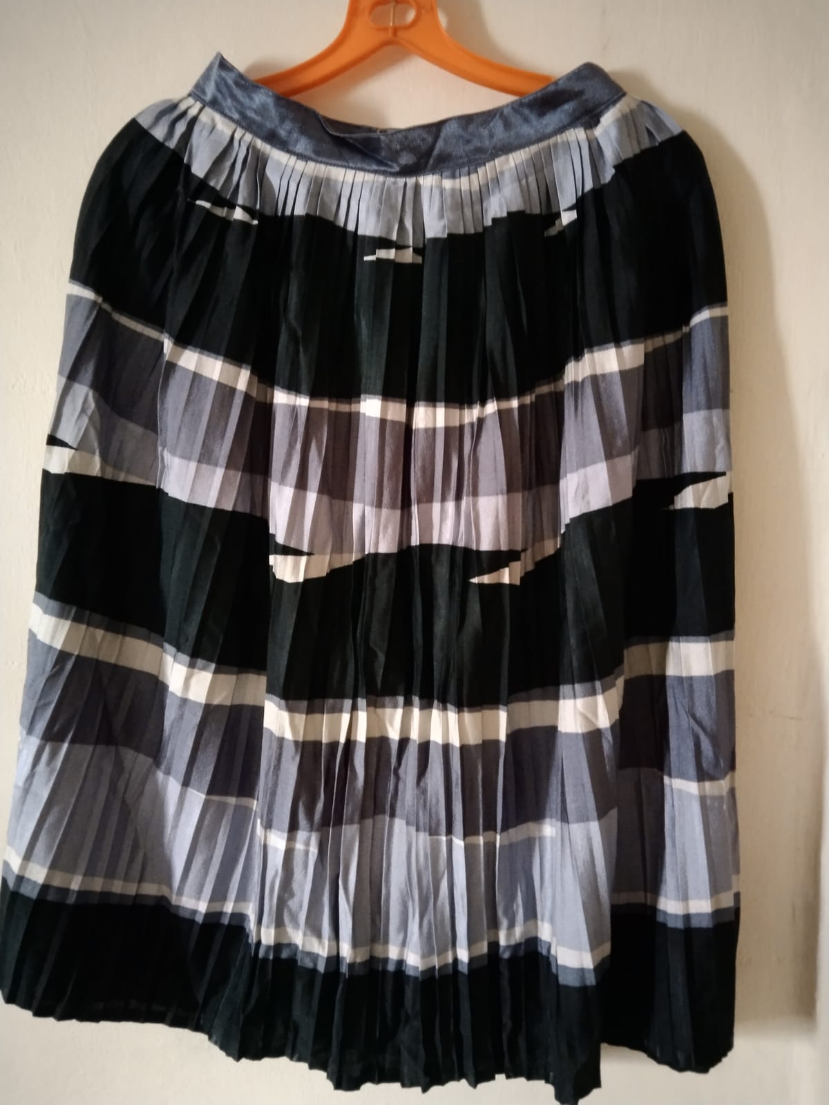 Chic Pleated Striped Skirt