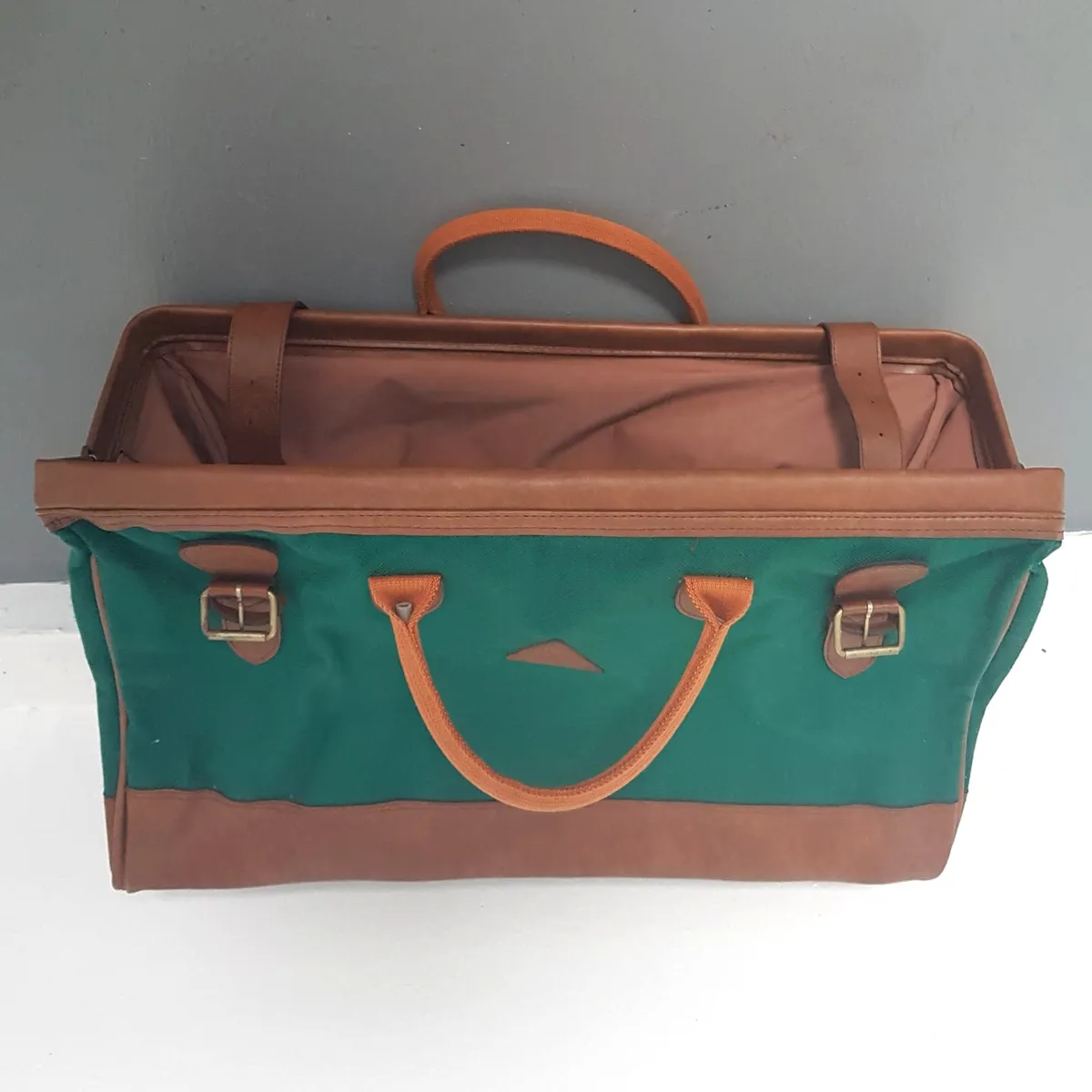 REMY MARTIN Original REMY MARTIN Duffle Bag, Green Canvas, Brown Leather, Buckle Straps, Cosmopolitan, Top Loading, Doctor-Style, Spacious Travel Bag, Compact Luggage, Sophistication, Cult Street Fashion, Luxury Living, Limited Edition - Photo 9