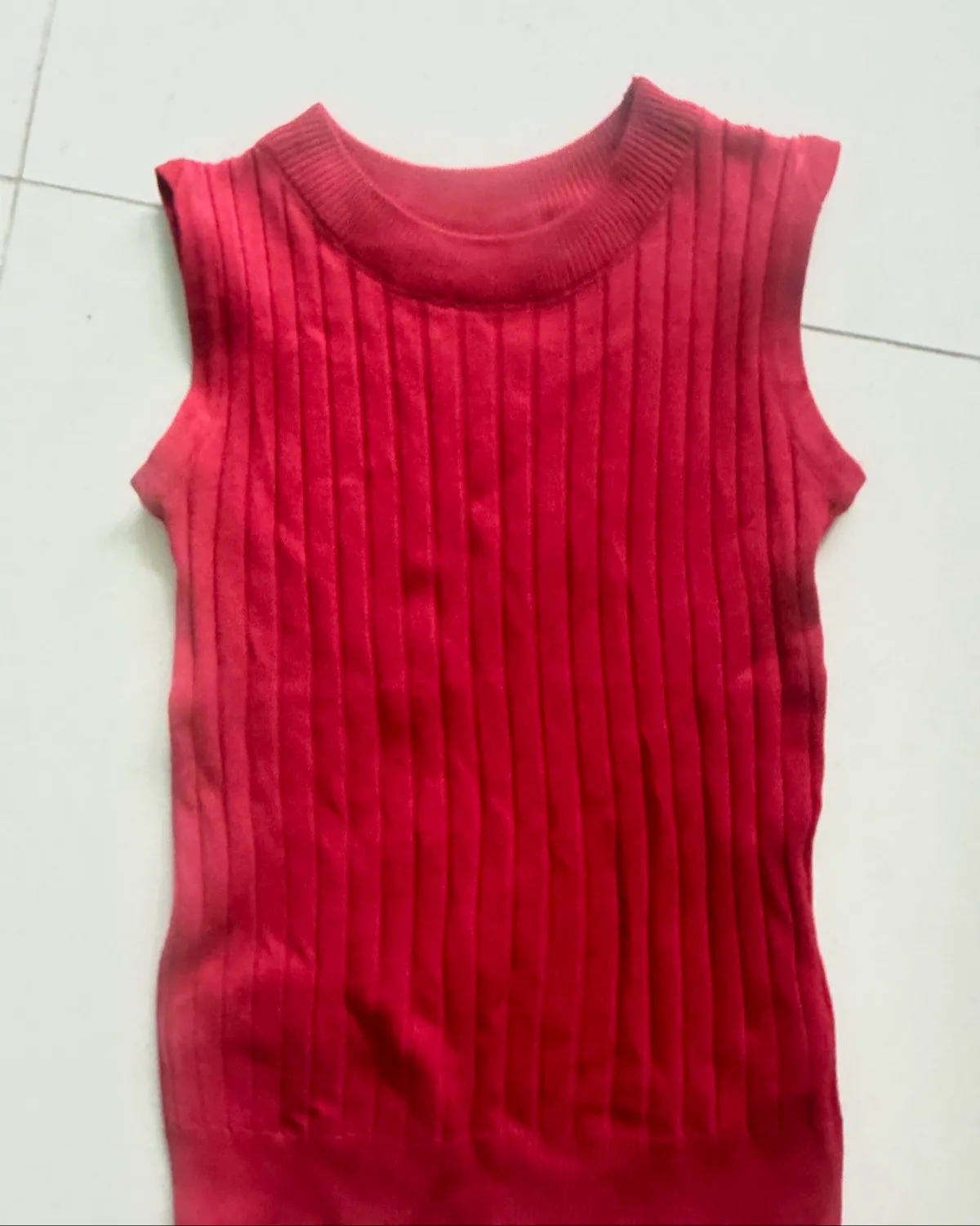 Chic Red Sleeveless Knit Top