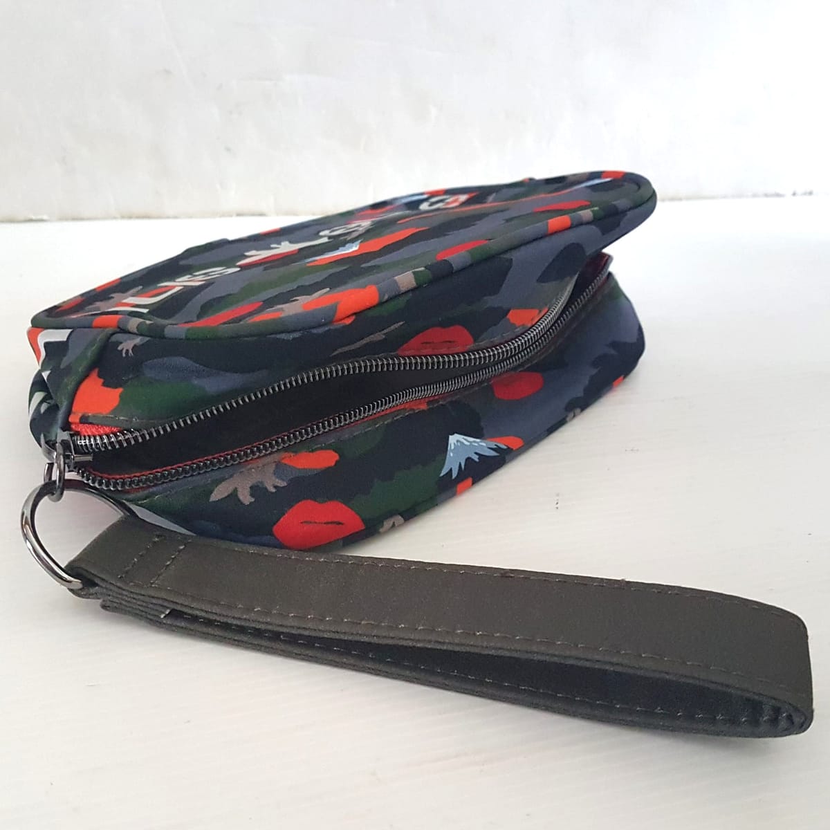 Shu Uemura Original Shu Uemura x Maison Kitsuné Collaboration Pouch, Cosmopolitan Clutch, Limited Edition Satchel, Sleek Model, Intricate Design, Novelty Fox Lip Camouflage 2019, Sophistication, Streetwise, Cosmetic Bag, Toiletry, Luxury Living, Cult Street Fashion - Photo 5