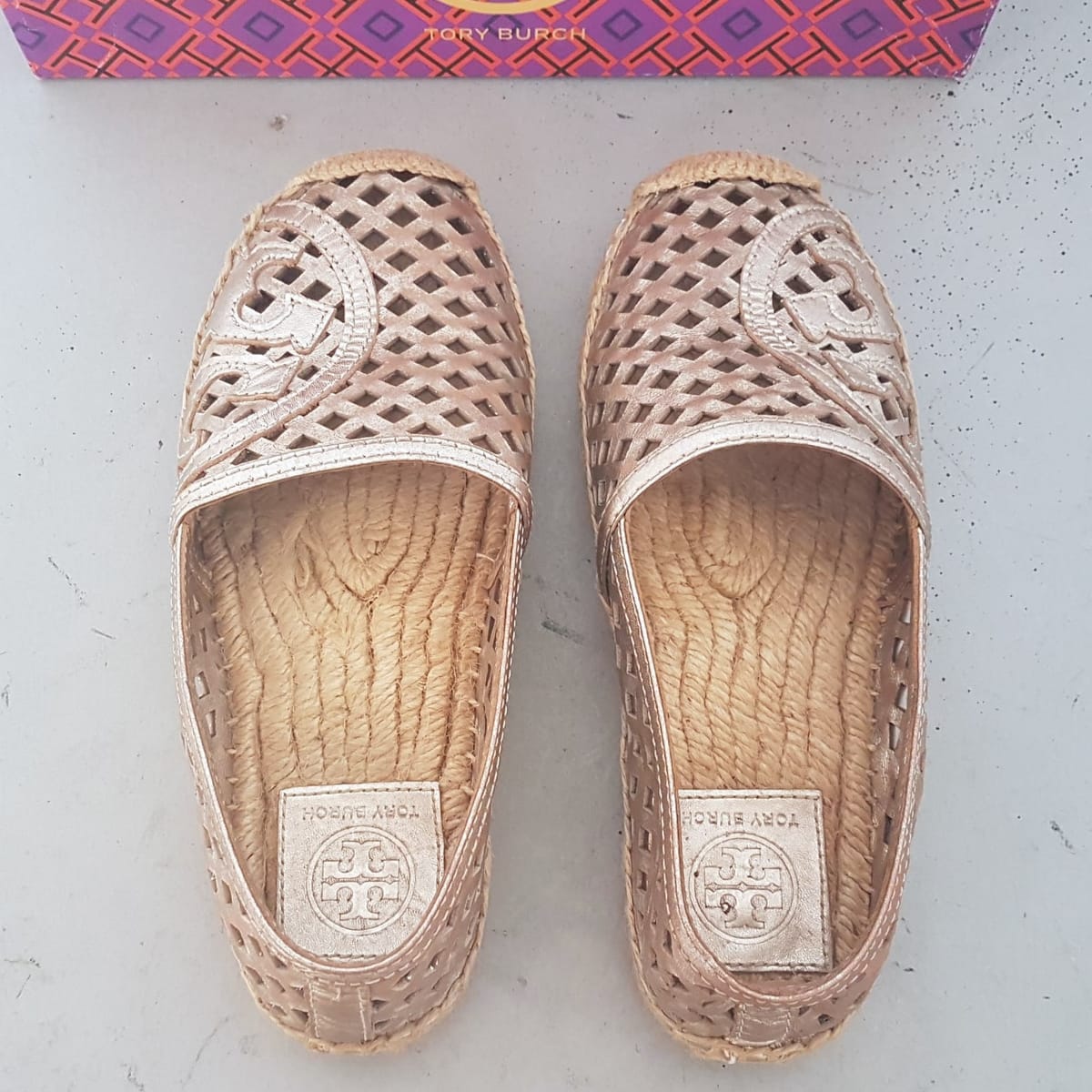 Luxury Tory Burch Slip On, Metallic Loafers, Espadrille Flats, Size 5.5 Shoes, Gold Laser Cut Leather Logo, Thatched Perforated, Cosmopolitan, Classic Shoes, Cool Slider, Timeless Appeal, Pop Culture, Sleek Boho Design, Sophistication, Cult Street Fashion - Photo 7