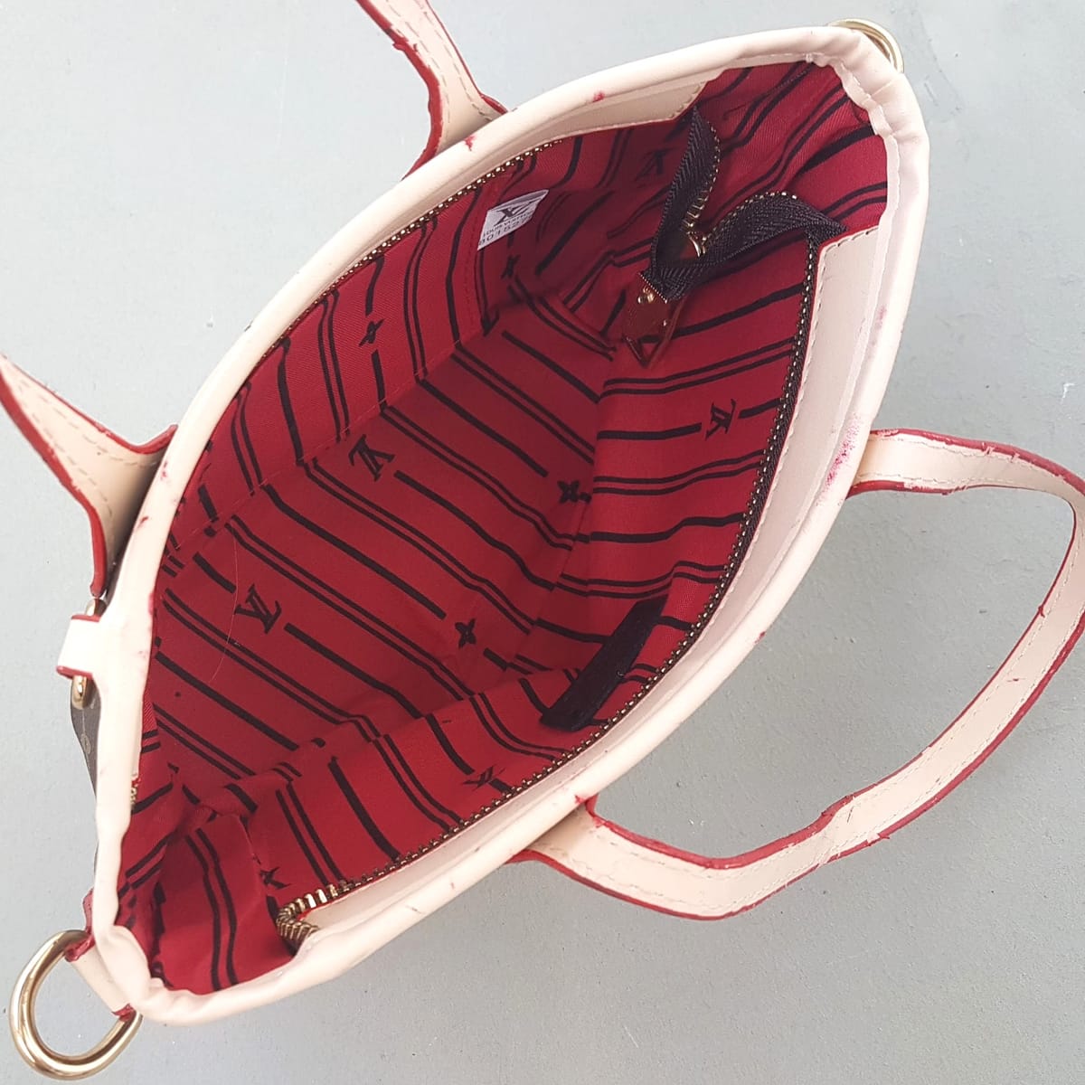 Louis Vuitton Exclusive Louis Vuitton Bag, LV Monogram Tote Bag, Cosmopolitan, LV Hand carry, Crossbody, Sling Bag, Made in FRANCE, Continental, Luxury Handbag, Duffel, Sleek Design, Inspirational, Sophistication, Streetwise, Pop Culture, Cult Street Fashion, Urban Style - Photo 3