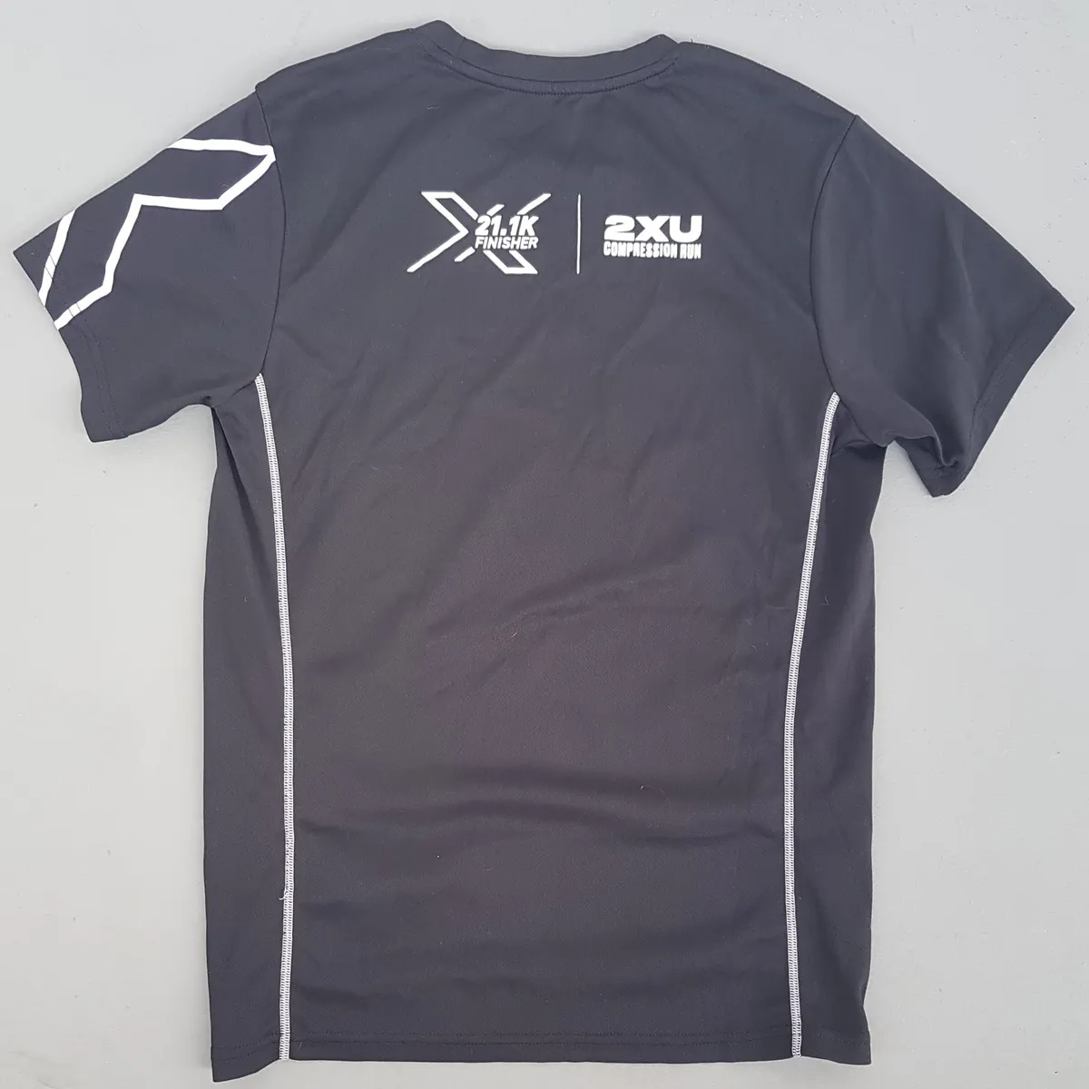 2XU Original 2XU Sportswear, Sports Fashion, Premium 2XU Designer Apparel, 2XU T-Shirt, Black Top, 2XU Logo, Cosmopolitan, Compression Run Tee, 2XU 21.1K Finisher X Tee, X on Shoulder, Muscle Top, Soft, Comfy, Breathable, Sophistication, Streetwise - Photo 2