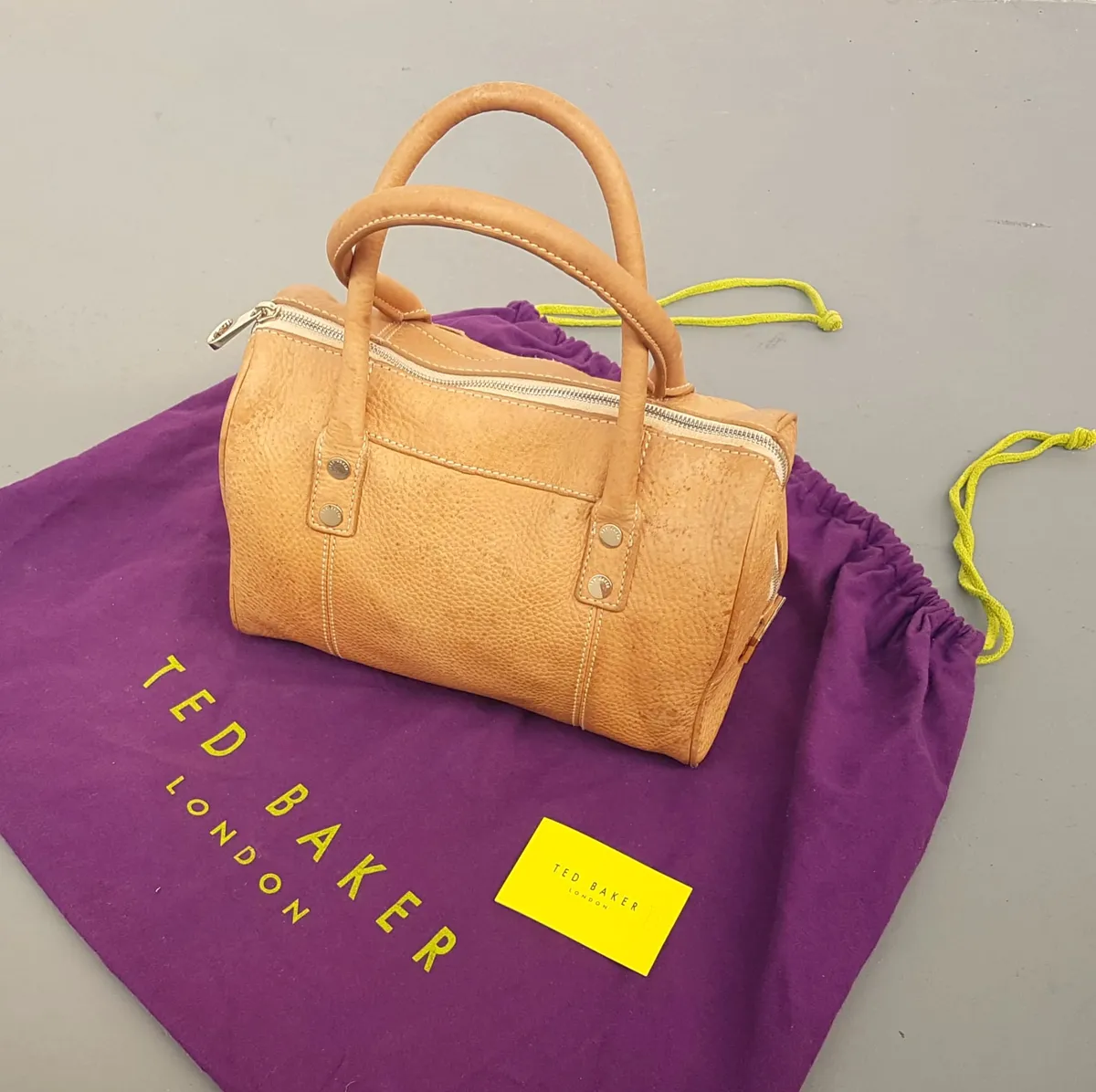 Ted Baker Original TED BAKER LONDON Bowler Bag, Tan Leather Handbag, Barrel Model, Cosmopolitan, Duffel, Dual Top Handle, Zip Closure, Haute Couture, Luxury Bag, Urban Style, Pop Culture, Sophistication, Timeless Appeal, Cult Street Fashion, Everyday Bag - Photo 4