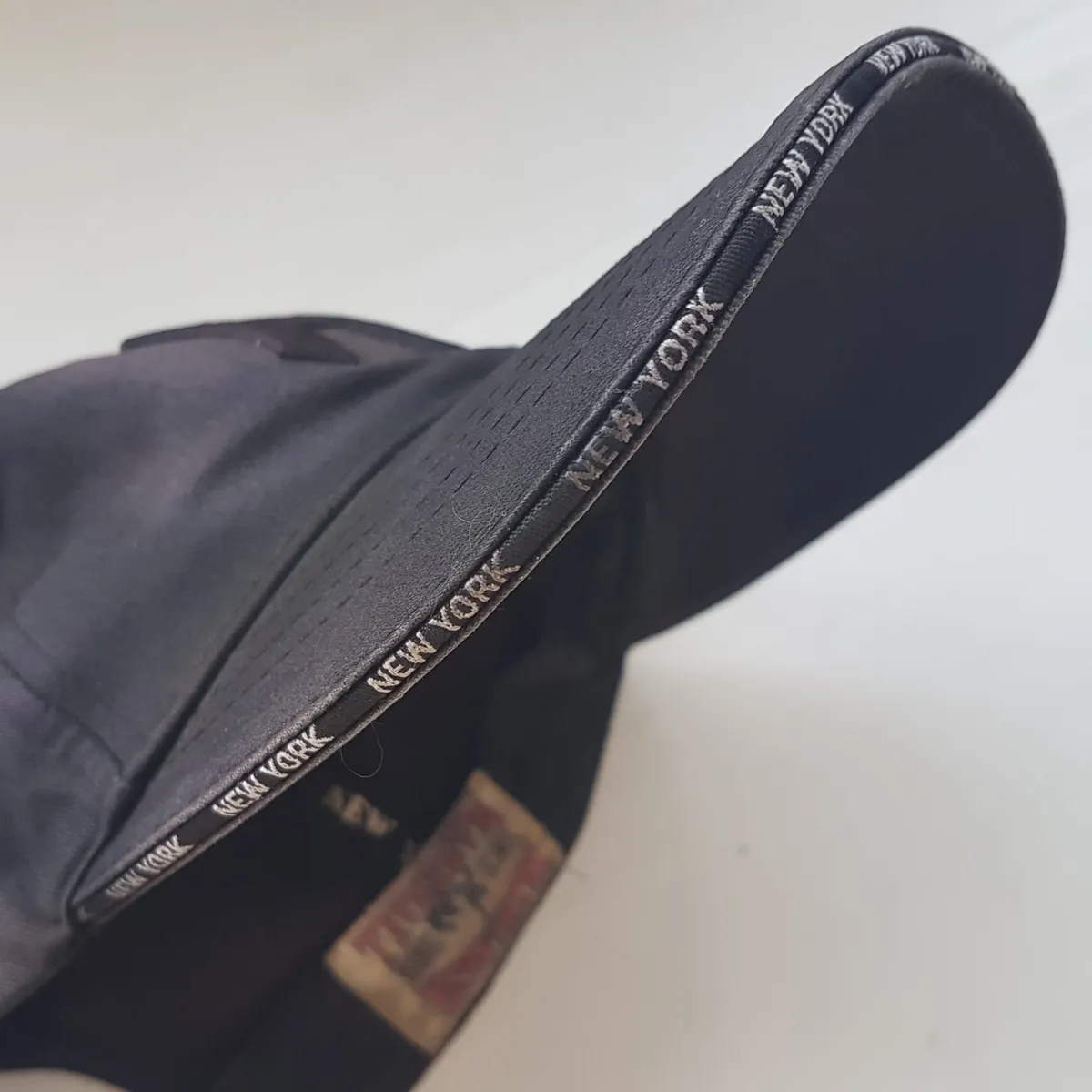 New York Yankess Retro MLB Baseball Cap, New York Yankees Collection, Cosmopolitan, Cool NY Black Model, New York Details on Brim, Old MLB Label, Adjustable backstrap, Jockey Cap, Roadster, Sophistication, F1 Racing, Car Rally, Cult Street Fashion, Summer Holidays - Photo 10