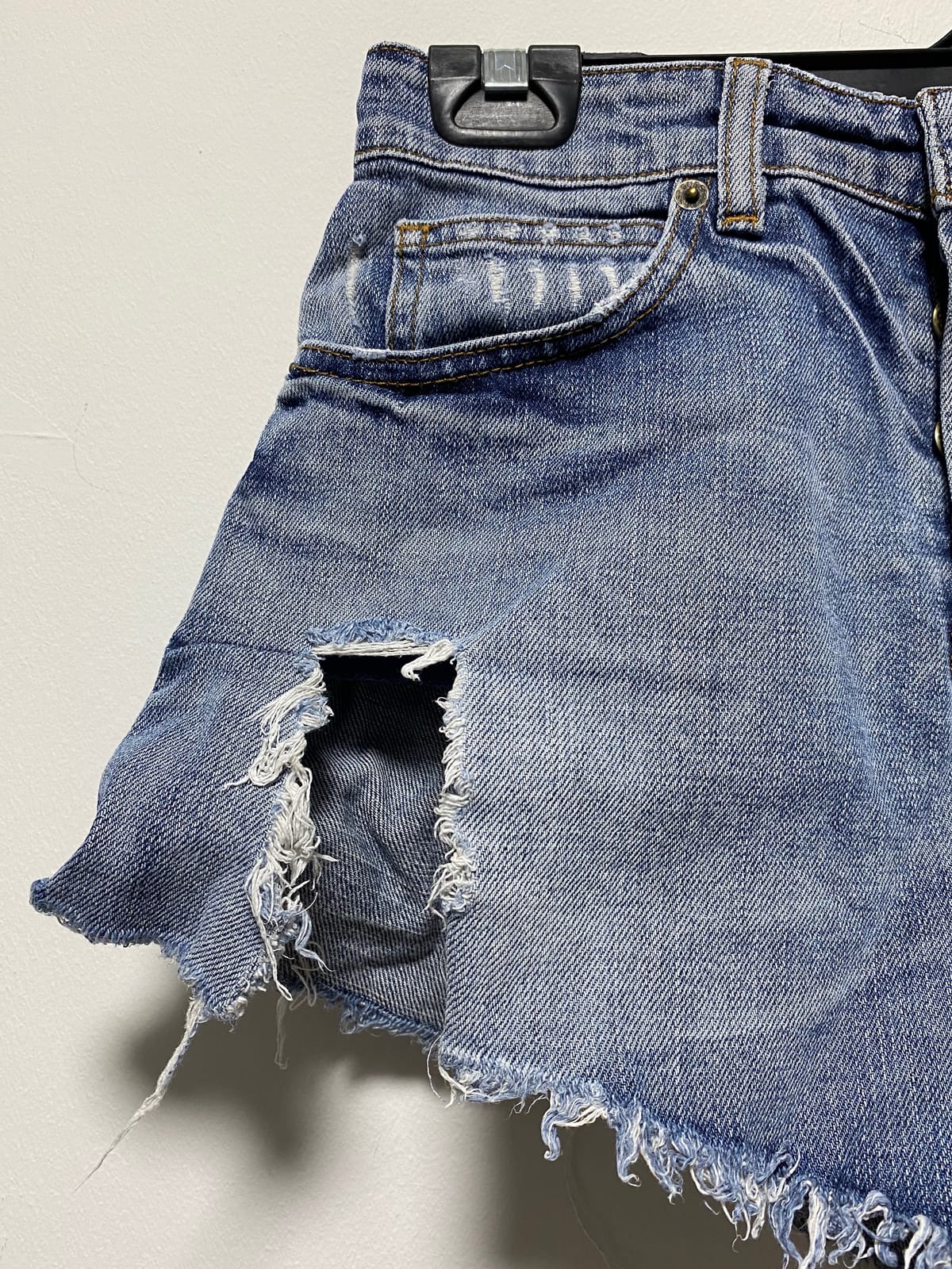 Guess GUESS Denim Shorts With Frayed Hems And Button Detail (28) - Photo 2
